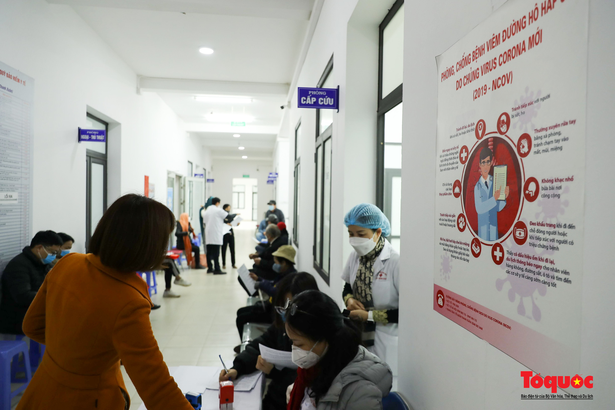 Hà Nội: Người dân xếp hàng đi tiêm Vaccine Covid 19 sáng mùng 2 Tết - Ảnh 15.