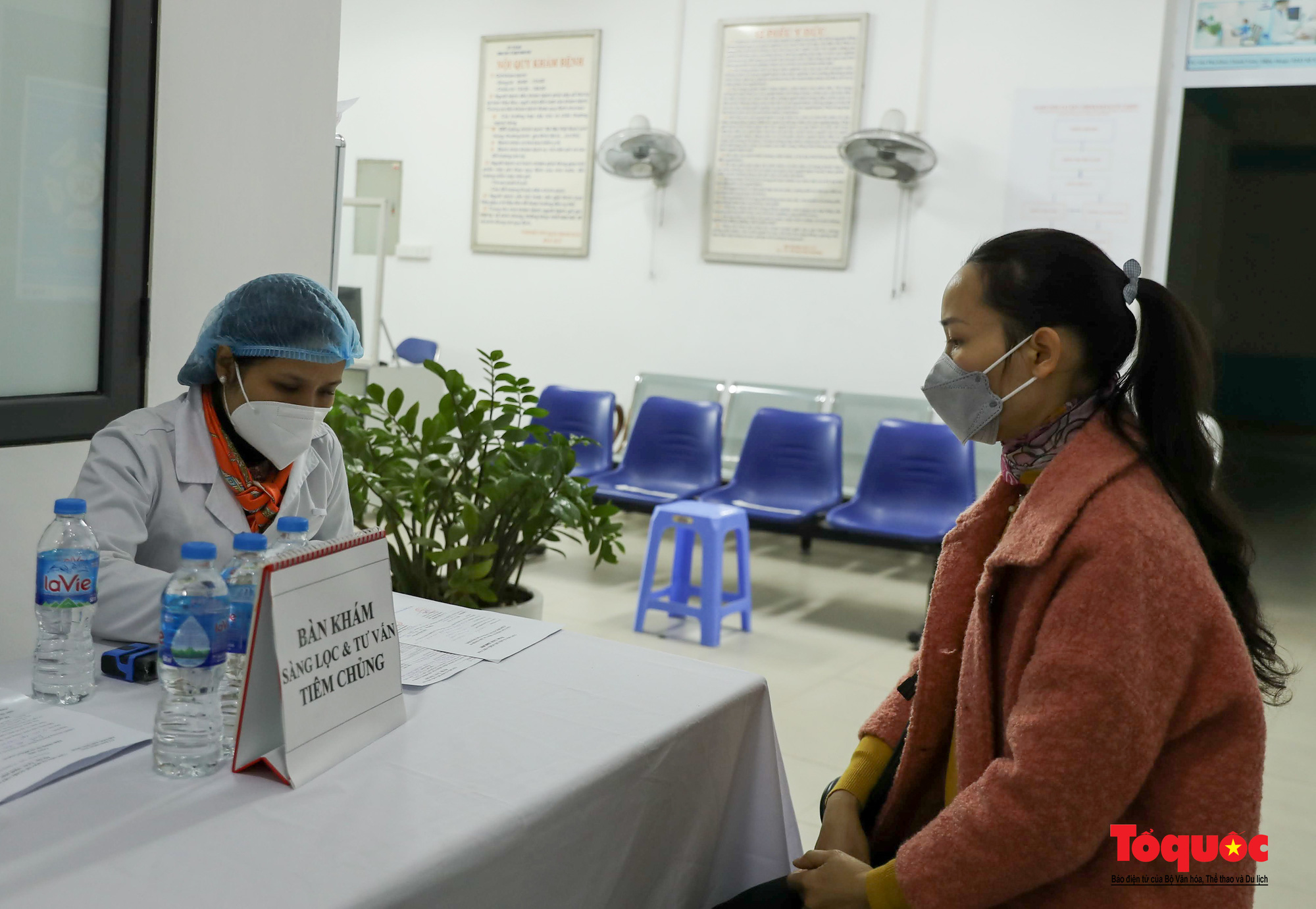 Hà Nội: Người dân xếp hàng đi tiêm Vaccine Covid 19 sáng mùng 2 Tết - Ảnh 9.