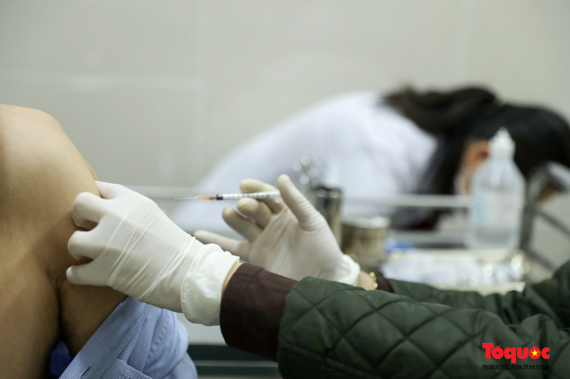 Hà Nội: Người dân xếp hàng đi tiêm Vaccine Covid 19 sáng mùng 2 Tết - Ảnh 13.