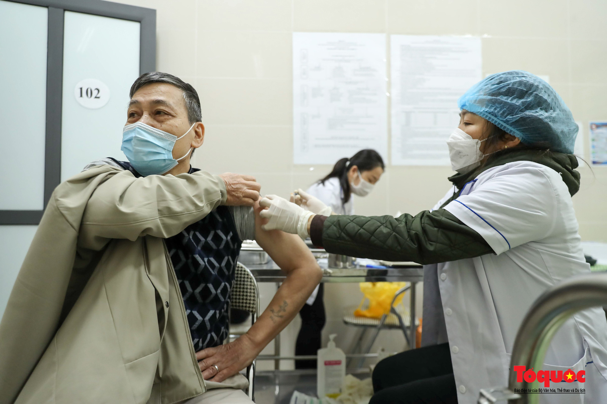 Hà Nội: Người dân xếp hàng đi tiêm Vaccine Covid 19 sáng mùng 2 Tết - Ảnh 10.