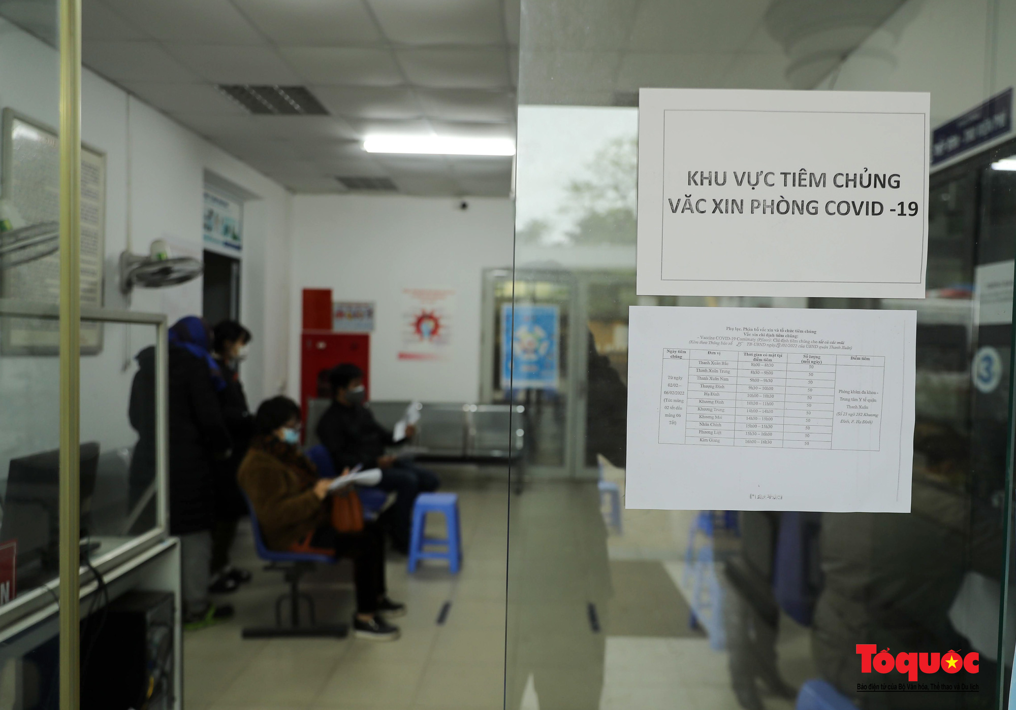 Hà Nội: Người dân xếp hàng đi tiêm Vaccine Covid 19 sáng mùng 2 Tết - Ảnh 5.
