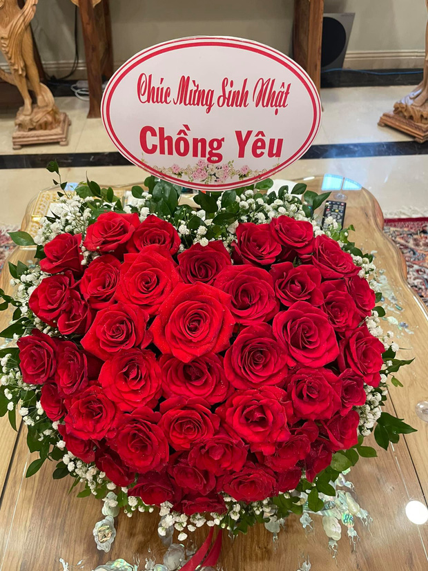 Những phút cuối cùng mùng 1, Bầu Thuỵ khai bút chúc Tết, khoe ảnh sánh đôi bên bà xã: 1 chi tiết nhỏ nhìn vào đã thấy ngưỡng mộ - Ảnh 4.