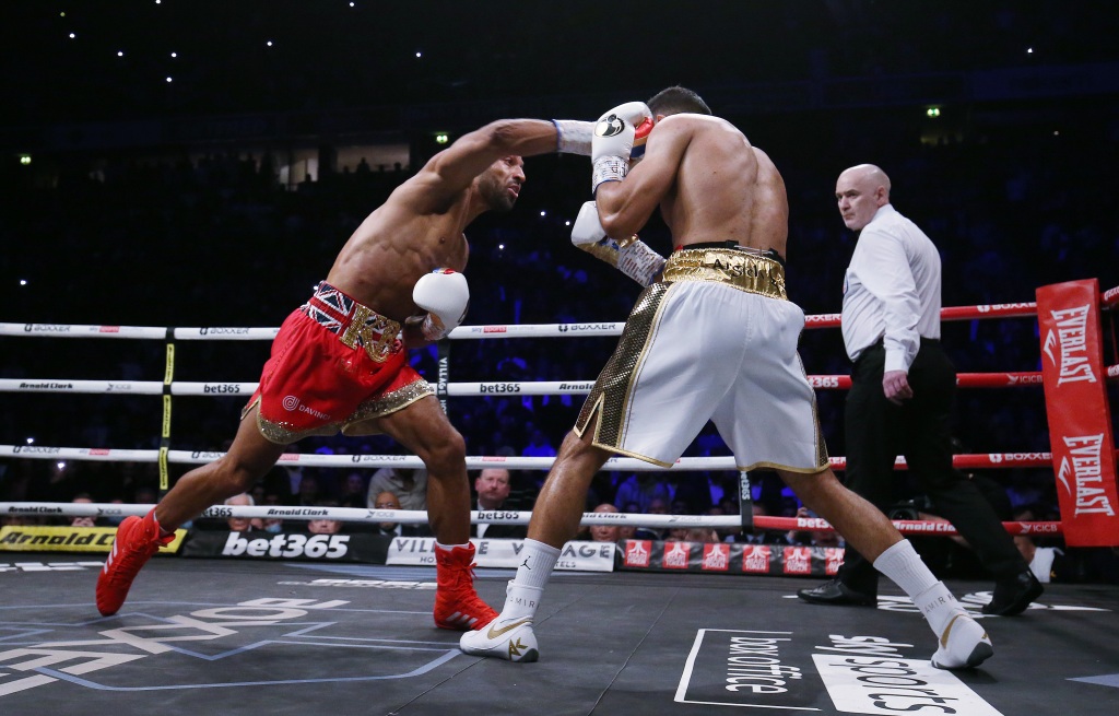 Kell Brook giành chiến thắng &quot;hủy diệt&quot; trước Amir Khan, khiến đối thủ phải cân nhắc giải nghệ - Ảnh 3.