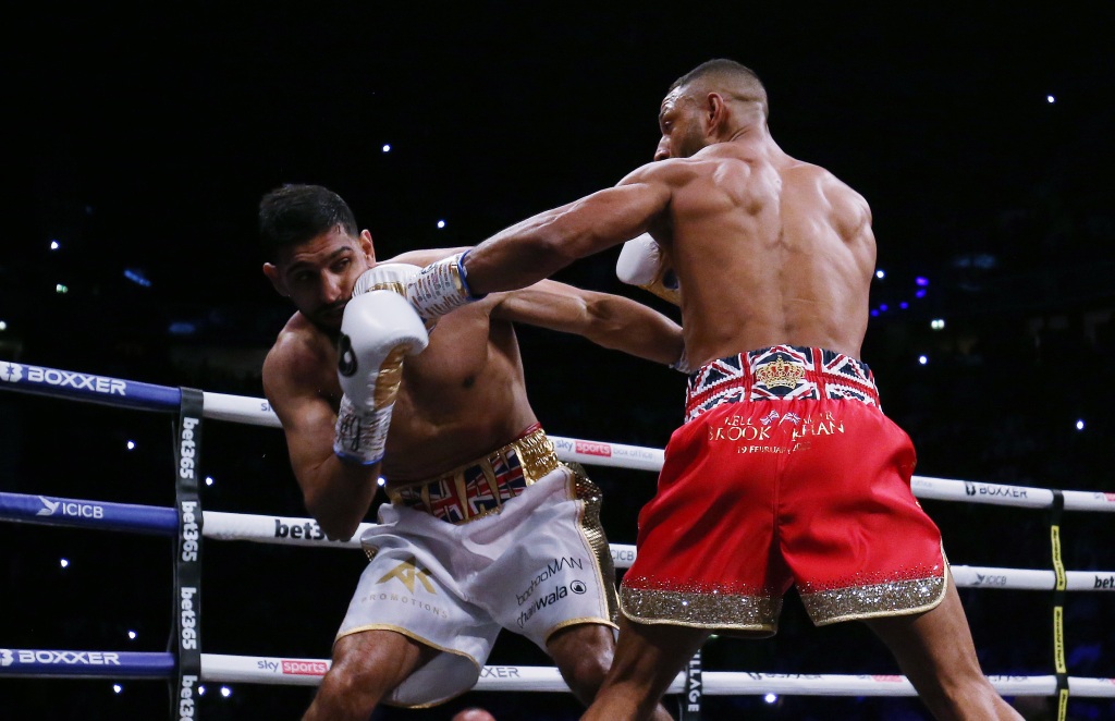 Kell Brook giành chiến thắng &quot;hủy diệt&quot; trước Amir Khan, khiến đối thủ phải cân nhắc giải nghệ - Ảnh 5.