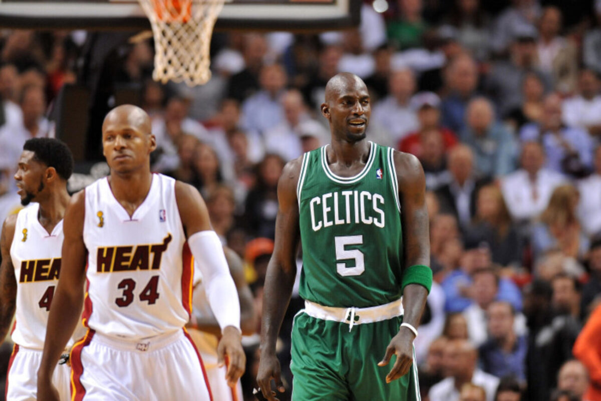 Biểu cảm cam chịu của Kevin Garnett khi Ray Allen đến với &quot;vòng tay&quot; của LeBron James tại Lễ kỷ niệm 75 năm NBA - Ảnh 6.