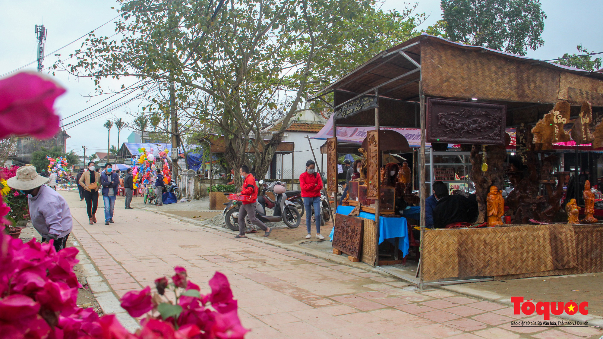 Du khách hào hứng chơi bài chòi, xem đua trải tại “Chợ quê ngày hội - cầu ngói Thanh Toàn” - Ảnh 7.