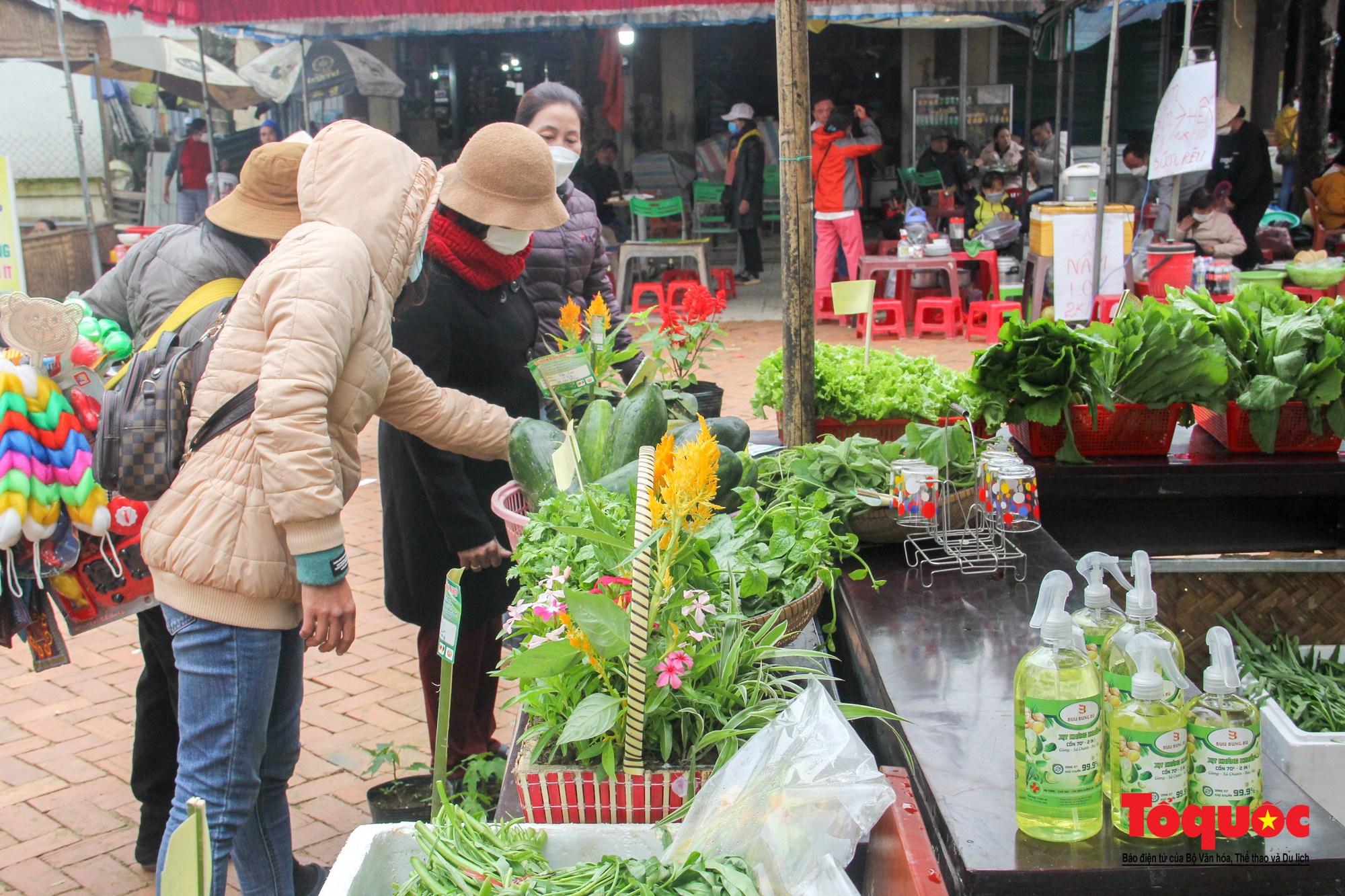 Du khách hào hứng chơi bài chòi, xem đua trải tại “Chợ quê ngày hội - cầu ngói Thanh Toàn” - Ảnh 16.