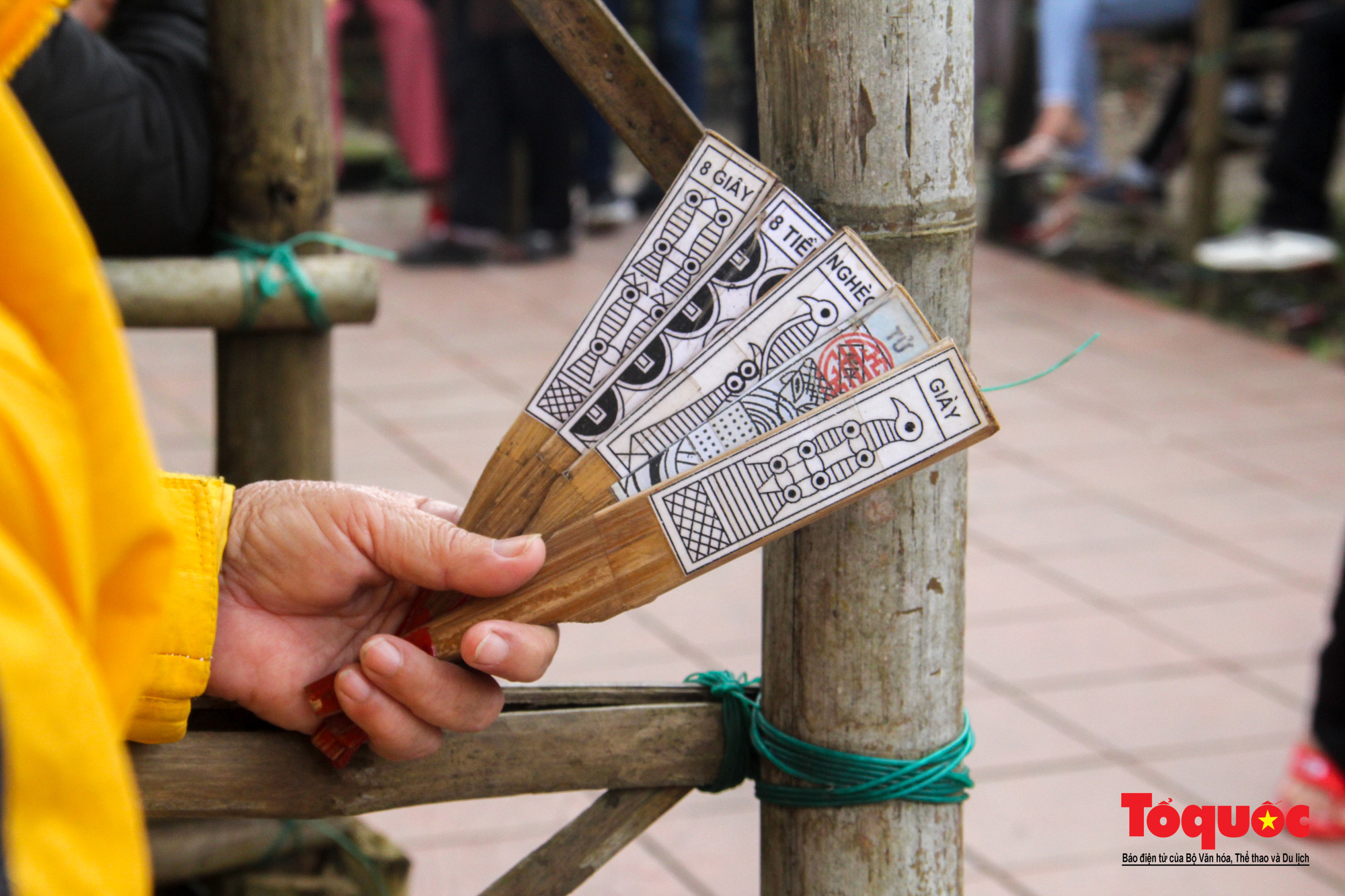 Du khách hào hứng chơi bài chòi, xem đua trải tại “Chợ quê ngày hội - cầu ngói Thanh Toàn” - Ảnh 10.