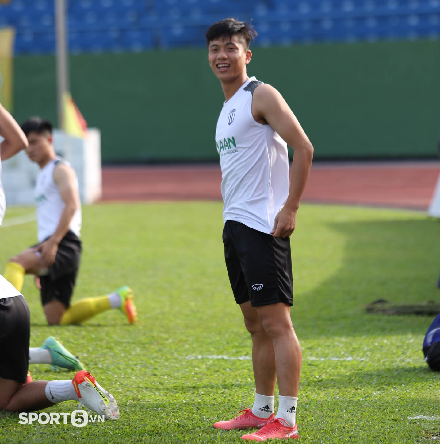 Phan Văn Đức trêu Tiến Linh mặt xấu, SLNA giành 3 điểm trước Bình Dương ngày khai màn V.League 2022 - Ảnh 2.
