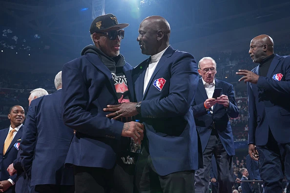 Dennis Rodman ngẫu hứng cởi bỏ chiếc áo danh dự, người hâm mộ tức giận đòi tẩy chay - Ảnh 1.