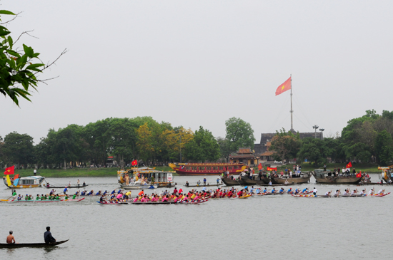 TP Huế tổ chức giải đua ghe truyền thống trên sông Hương và sông Đông Ba - Ảnh 1.
