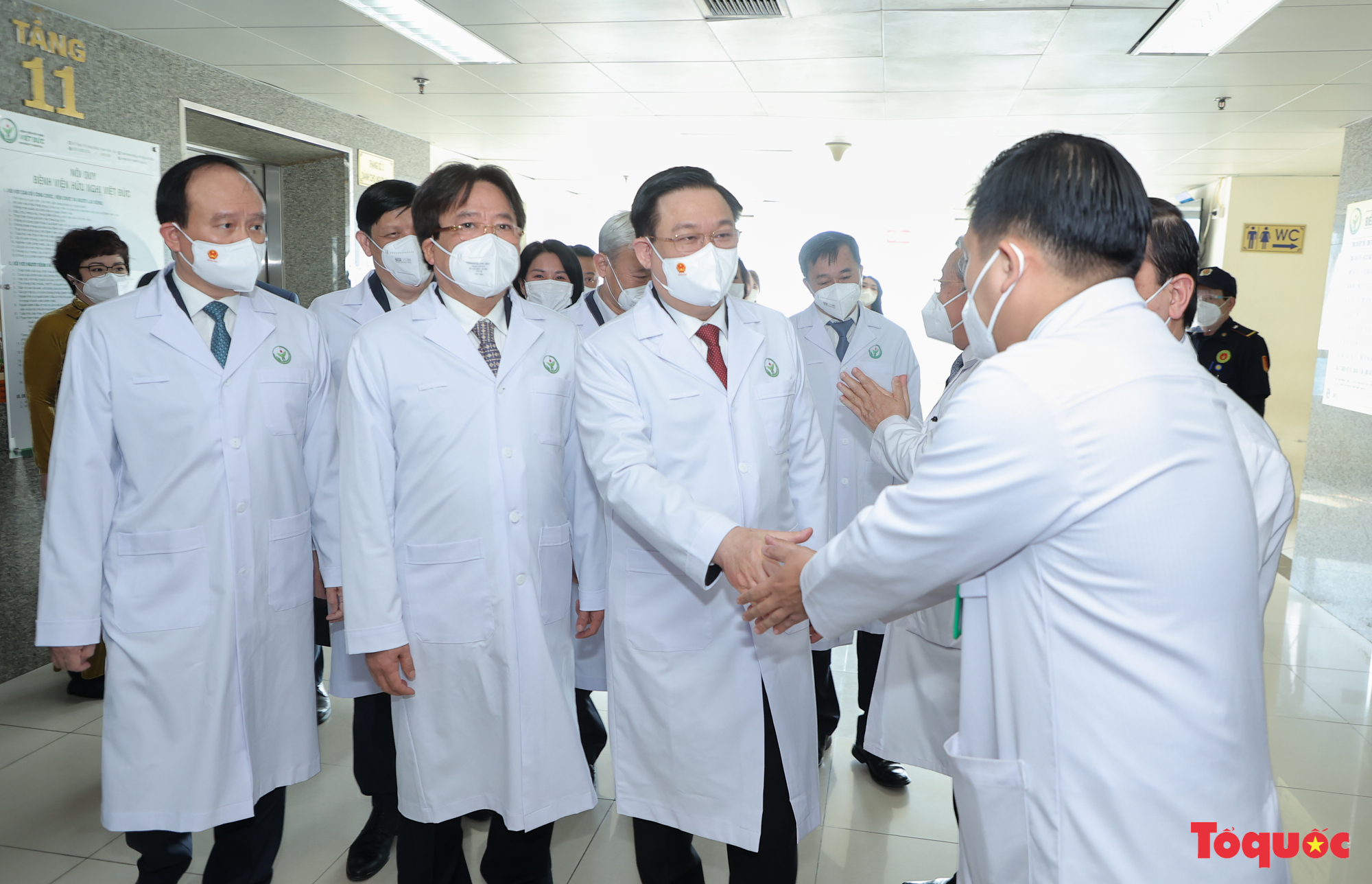 Chủ tịch Quốc hội Vương Đình Huệ thăm Bệnh viện Hữu nghị Việt Đức nhân ngày Thầy thuốc Việt Nam - Ảnh 1.