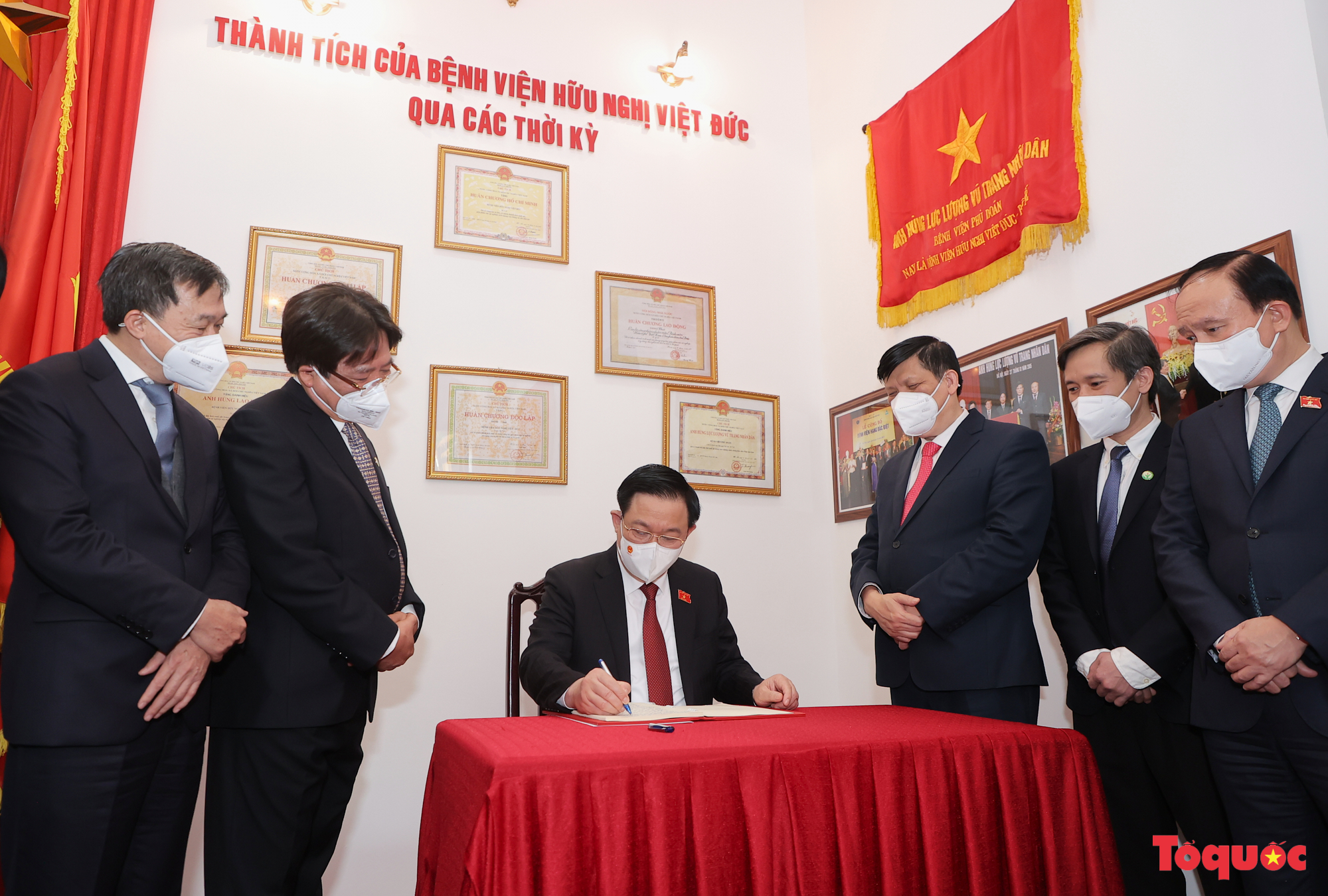 Chủ tịch Quốc hội Vương Đình Huệ thăm Bệnh viện Hữu nghị Việt Đức nhân ngày Thầy thuốc Việt Nam - Ảnh 4.