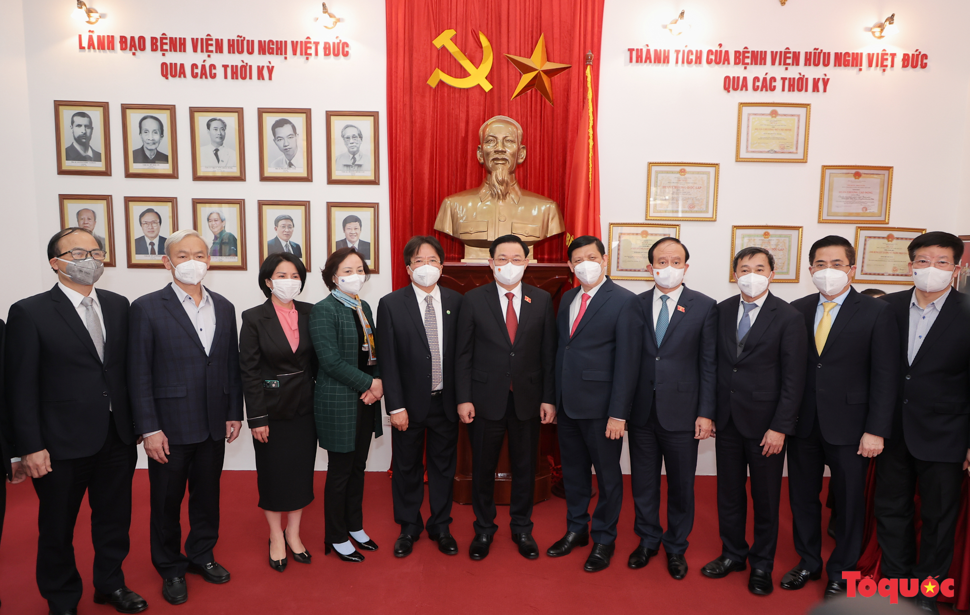 Chủ tịch Quốc hội Vương Đình Huệ thăm Bệnh viện Hữu nghị Việt Đức nhân ngày Thầy thuốc Việt Nam - Ảnh 13.