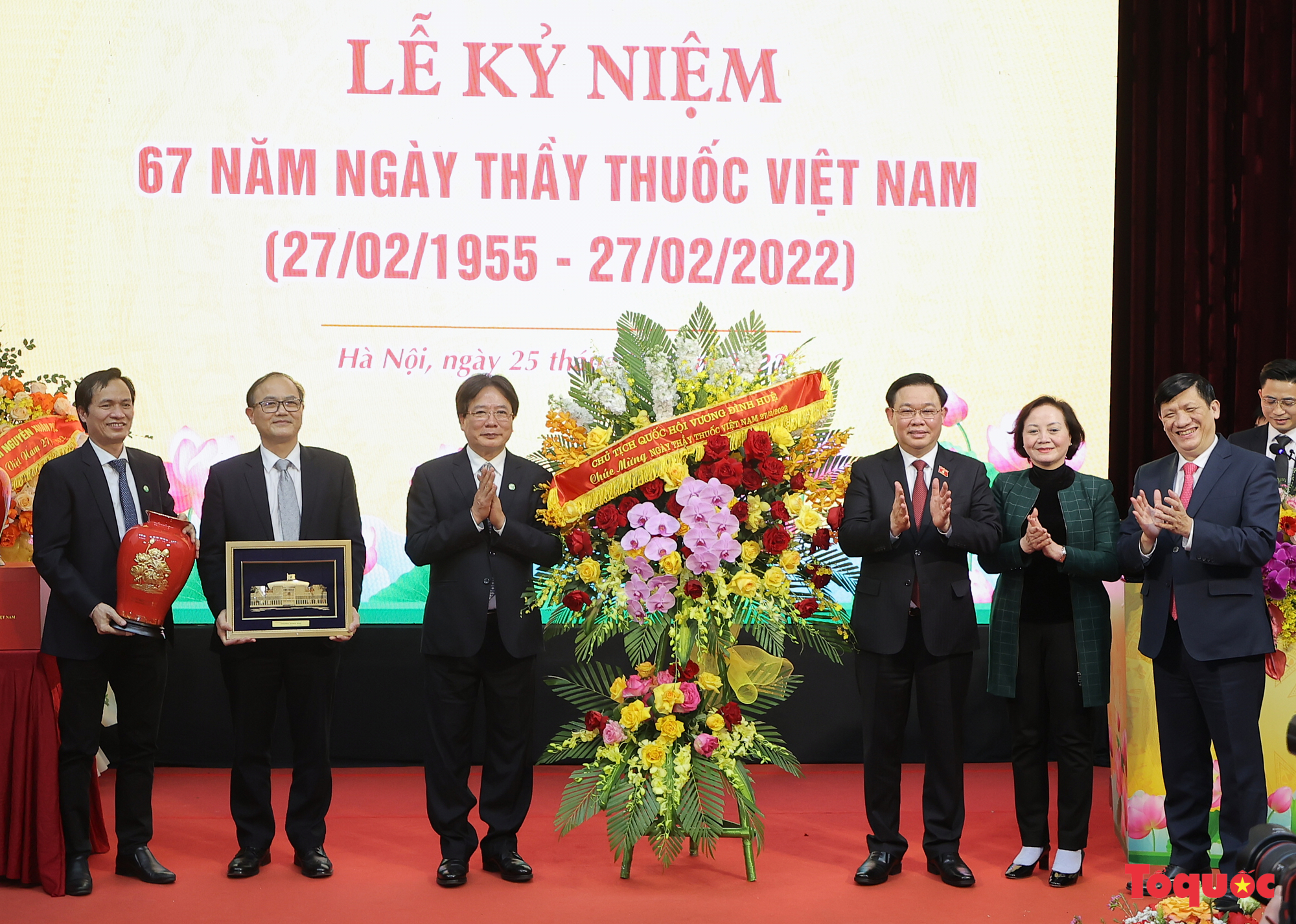 Chủ tịch Quốc hội Vương Đình Huệ thăm Bệnh viện Hữu nghị Việt Đức nhân ngày Thầy thuốc Việt Nam - Ảnh 10.