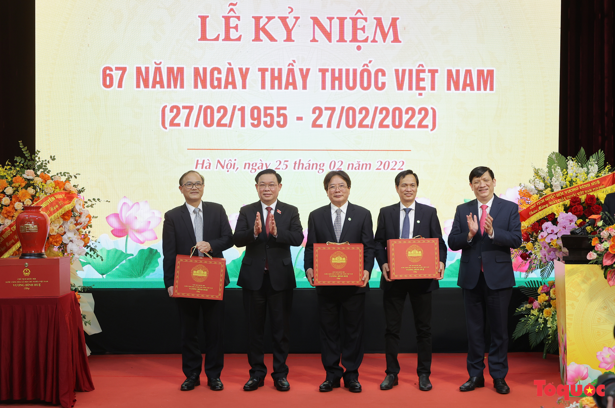 Chủ tịch Quốc hội Vương Đình Huệ thăm Bệnh viện Hữu nghị Việt Đức nhân ngày Thầy thuốc Việt Nam - Ảnh 12.