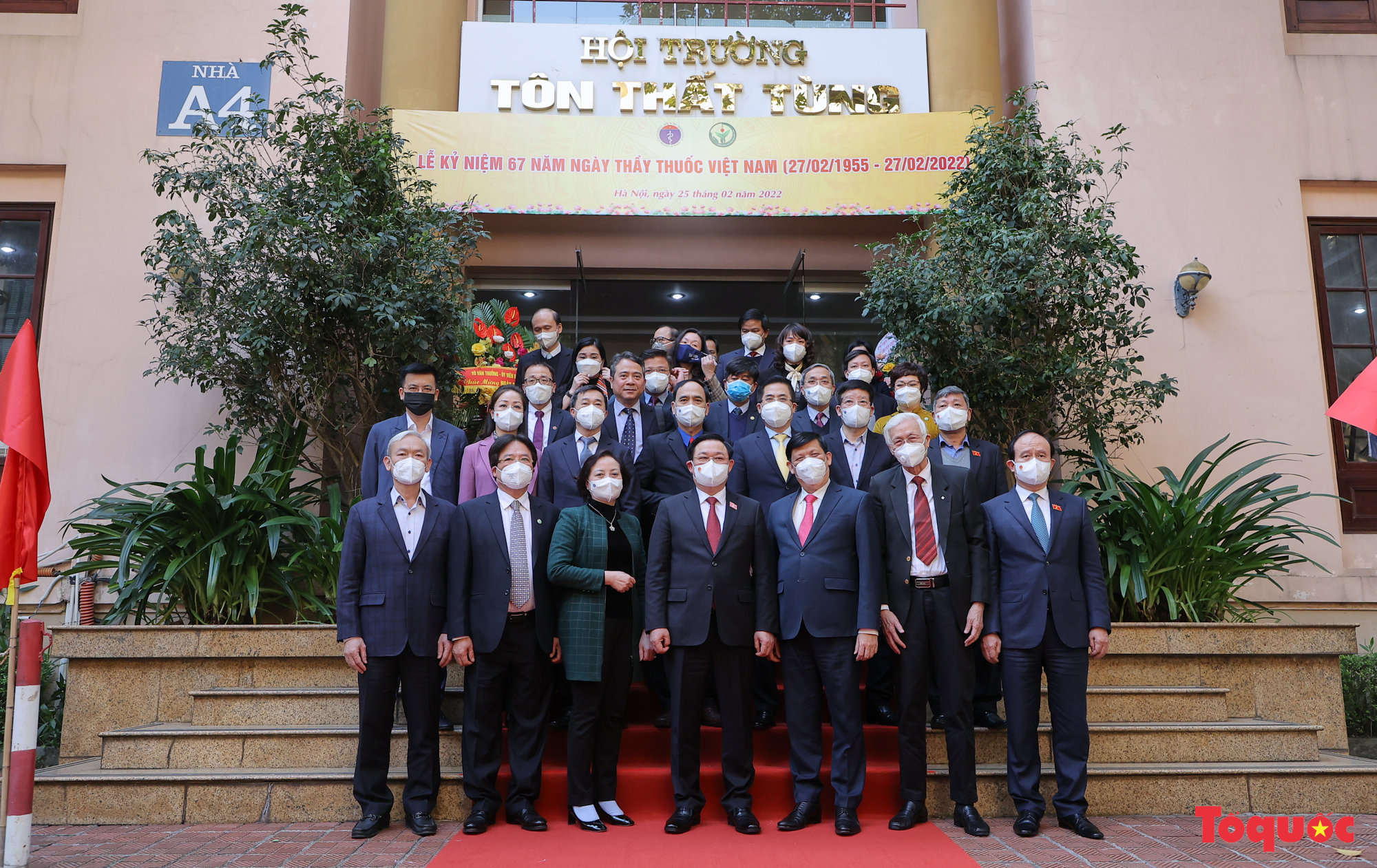 Chủ tịch Quốc hội Vương Đình Huệ thăm Bệnh viện Hữu nghị Việt Đức nhân ngày Thầy thuốc Việt Nam - Ảnh 14.