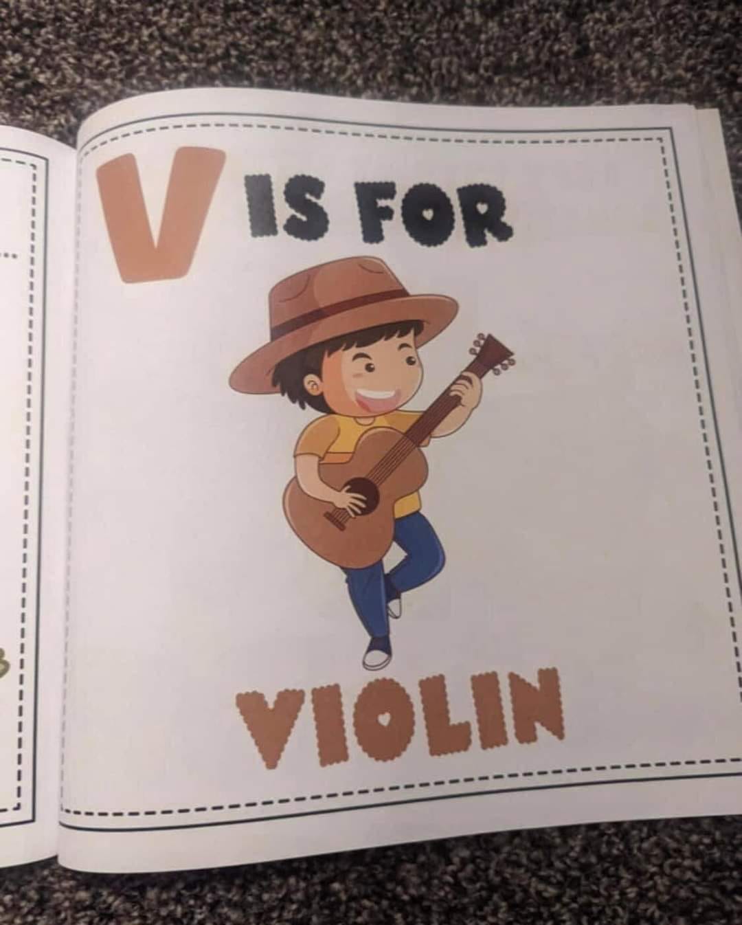 Sách tiếng Anh dạy học sinh về đàn Violin, nhưng ngó xuống hình ảnh mà HẾT HỒN: Sống mấy chục năm mới thấy cây Violin kì quặc này trong đời - Ảnh 2. Sách tiếng Anh dạy học sinh về đàn Violin, nhưng ngó xuống hình ảnh mà HẾT HỒN: Sống mấy chục năm mới thấy cây Violin kì quặc này trong đời - Ảnh 2.