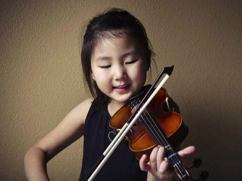Sách tiếng Anh dạy học sinh về đàn Violin, nhưng ngó xuống hình ảnh mà HẾT HỒN: Sống mấy chục năm mới thấy cây Violin kì quặc này trong đời - Ảnh 3. Sách tiếng Anh dạy học sinh về đàn Violin, nhưng ngó xuống hình ảnh mà HẾT HỒN: Sống mấy chục năm mới thấy cây Violin kì quặc này trong đời - Ảnh 3.