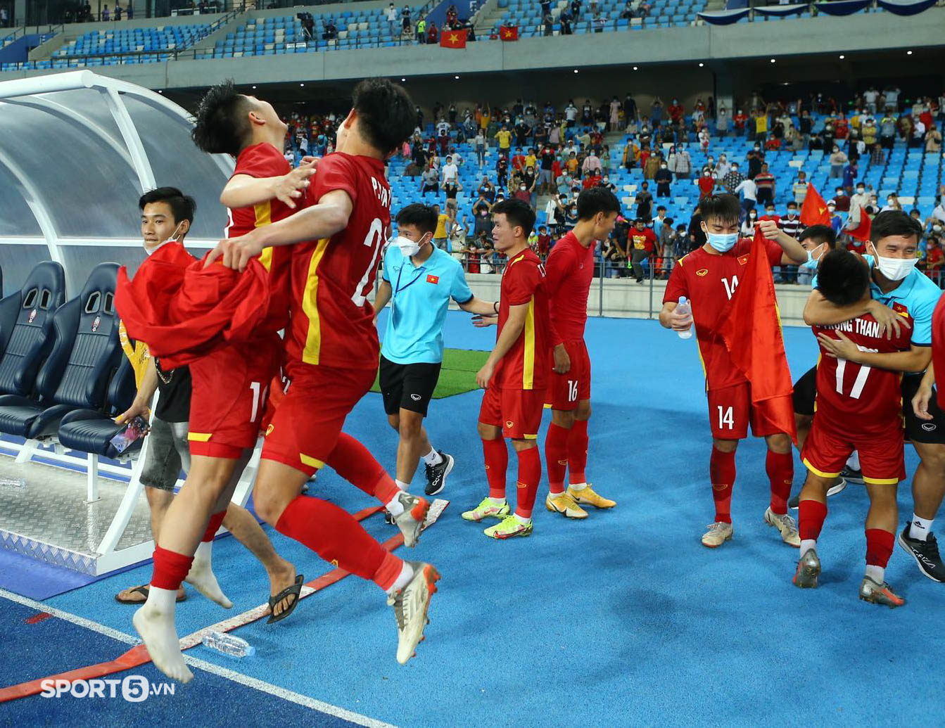 U23 Việt Nam vỡ oà cảm xúc khi giành ngôi vô địch U23 Đông Nam Á 2022 - Ảnh 2.