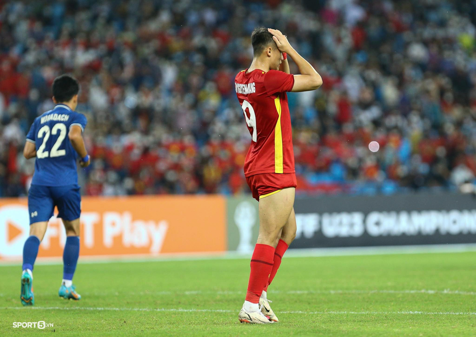 Trung phong U23 Việt Nam mặc áo &quot;lỗi&quot; khuấy đảo hàng thủ U23 Thái Lan - Ảnh 4.