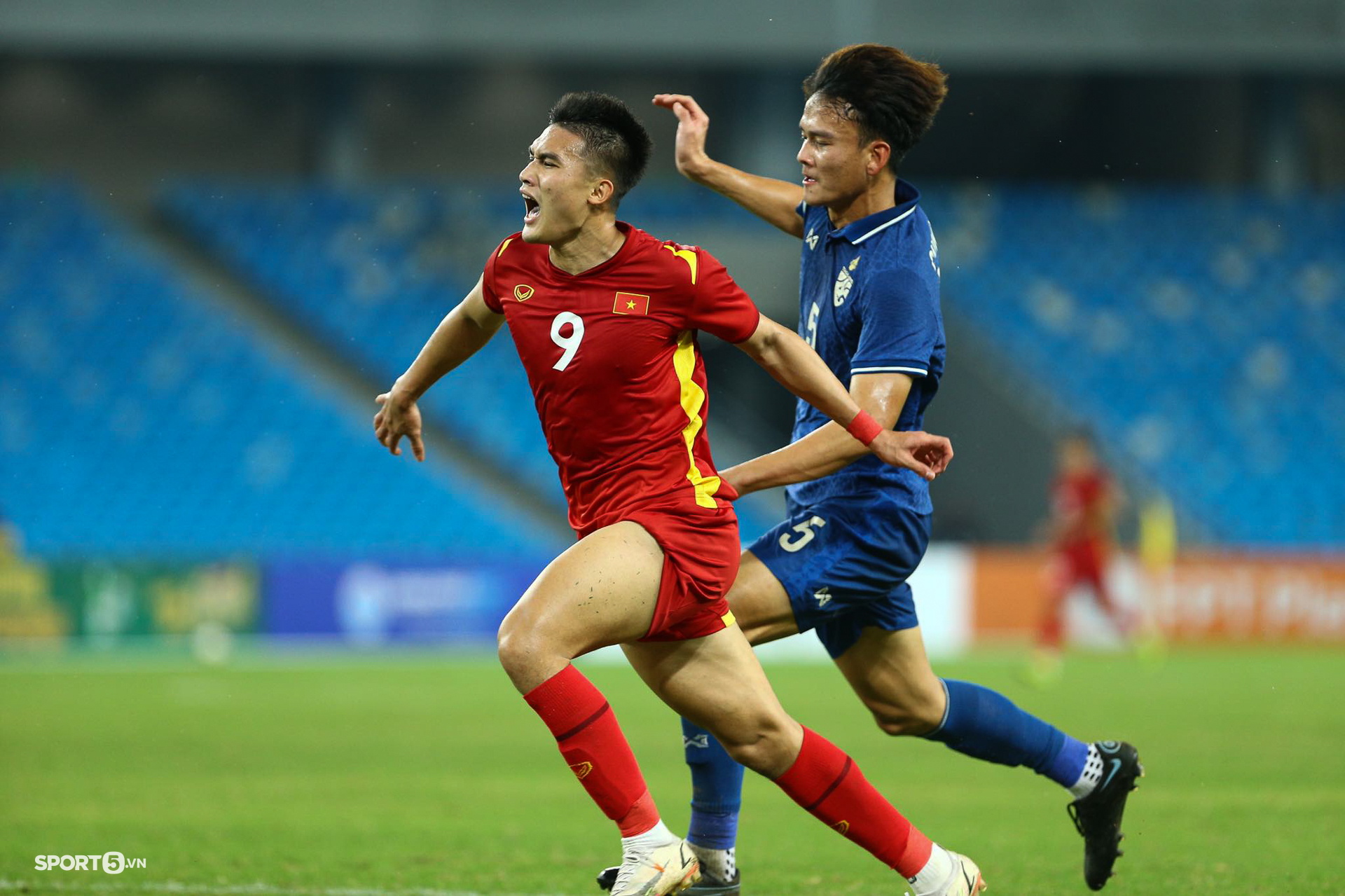 Trung phong U23 Việt Nam mặc áo &quot;lỗi&quot; khuấy đảo hàng thủ U23 Thái Lan - Ảnh 2.