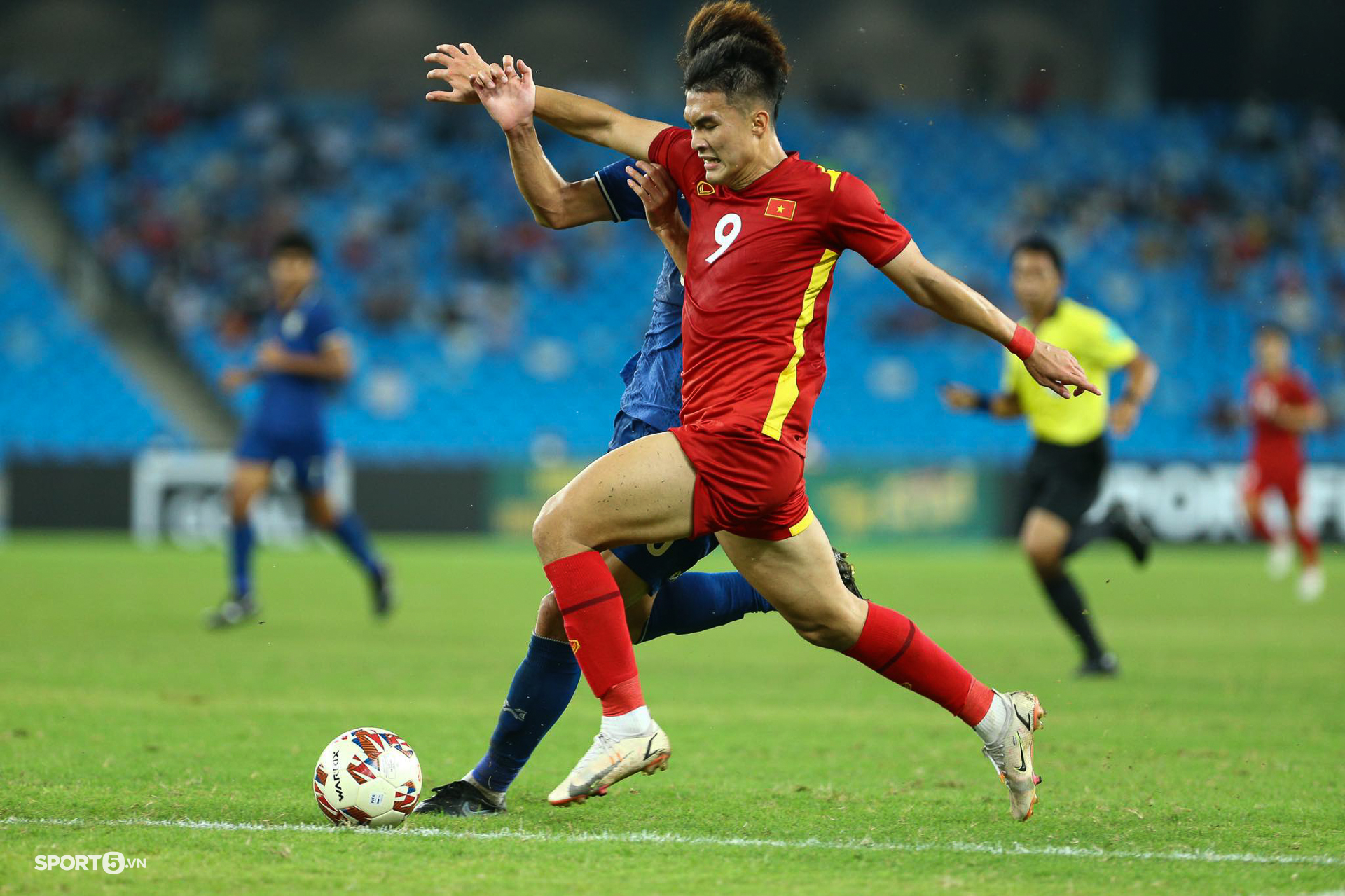 Trung phong U23 Việt Nam mặc áo &quot;lỗi&quot; khuấy đảo hàng thủ U23 Thái Lan - Ảnh 1.