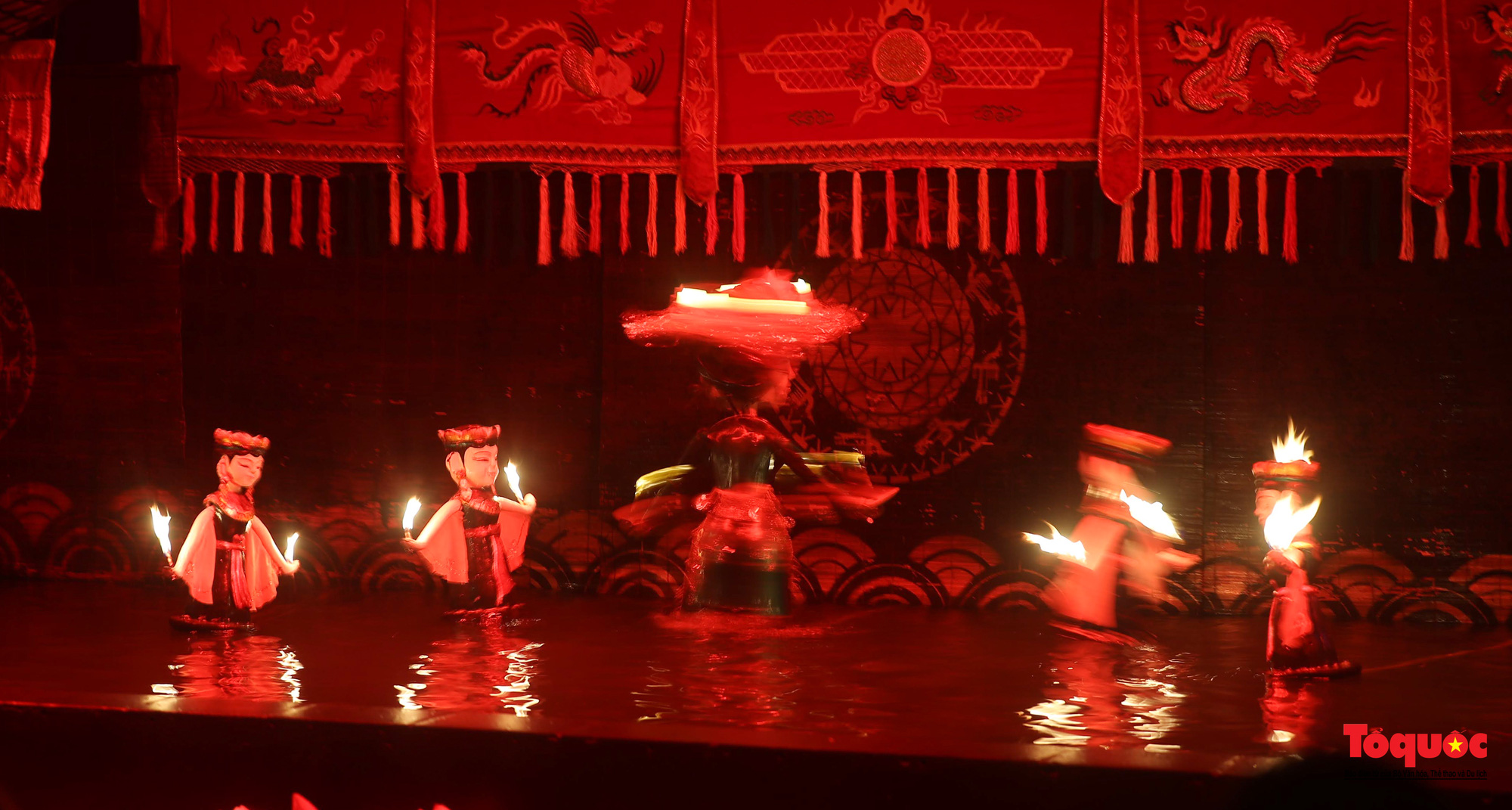 Nghệ sĩ múa rối biểu diễn xuyên Tết phục vụ khách du lịch tới Hà Nội - Ảnh 7.