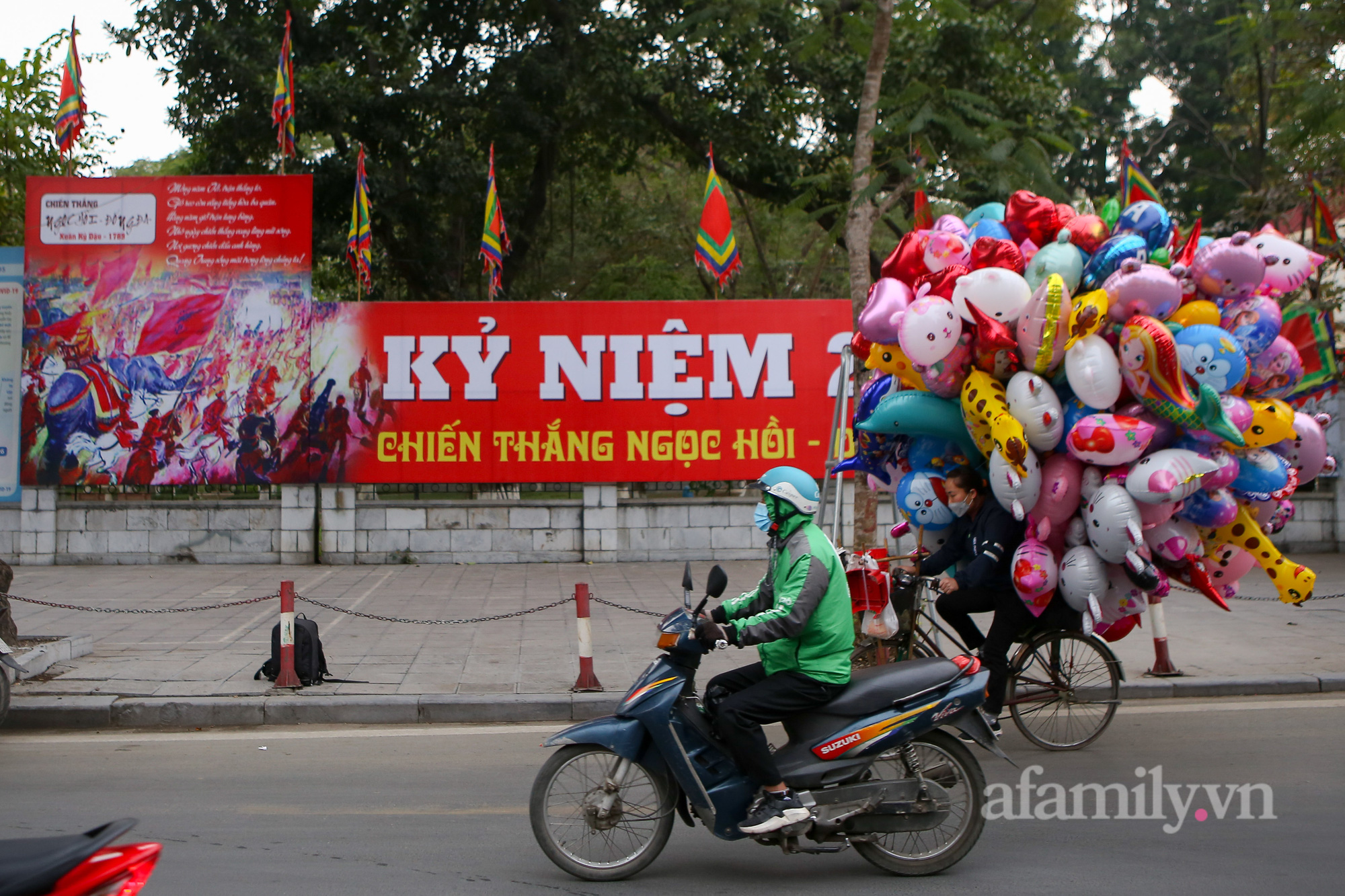 Ngày khai hội Gò Đống Đa, người dân đứng bên ngoài vái vọng, livestream bên ngoài do không được vào - Ảnh 5.