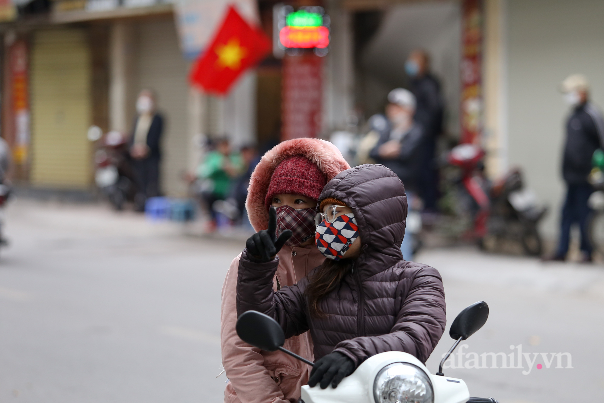 Ngày khai hội Gò Đống Đa, người dân đứng bên ngoài vái vọng, livestream bên ngoài do không được vào - Ảnh 10.