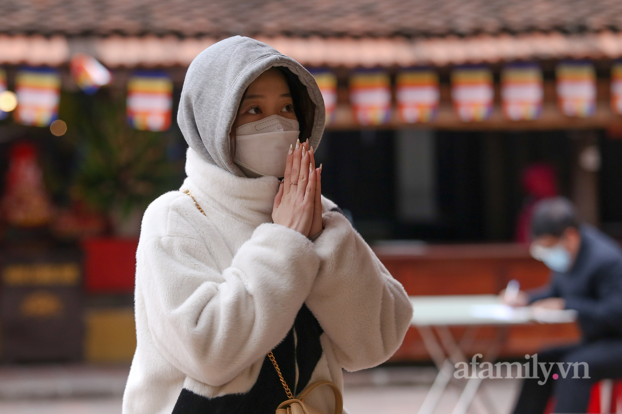 Ngày khai hội Gò Đống Đa, người dân đứng bên ngoài vái vọng, livestream bên ngoài do không được vào - Ảnh 17.