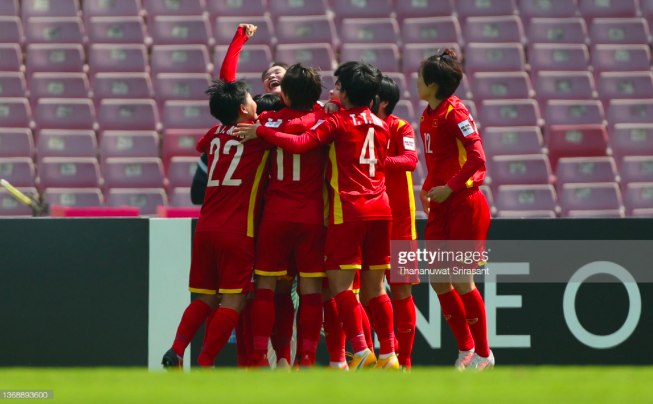 Bóng đá Việt Nam làm nên lịch sử, cổ động viên tấm tắc: Thương quá các chiến binh… - Ảnh 1.