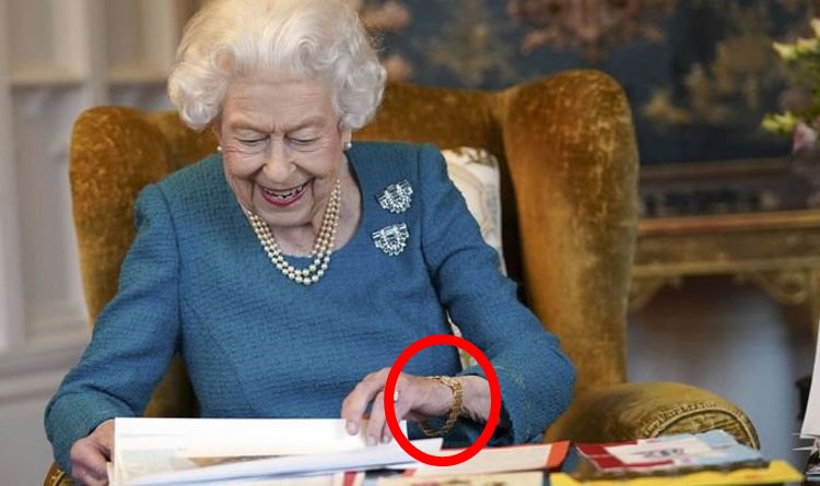 Xuất hiện trong loạt ảnh mới kỷ niệm 70 năm trị vì, Nữ hoàng Anh để lộ chi tiết khiến dư luận lo lắng, đứng ngồi không yên - Ảnh 1.