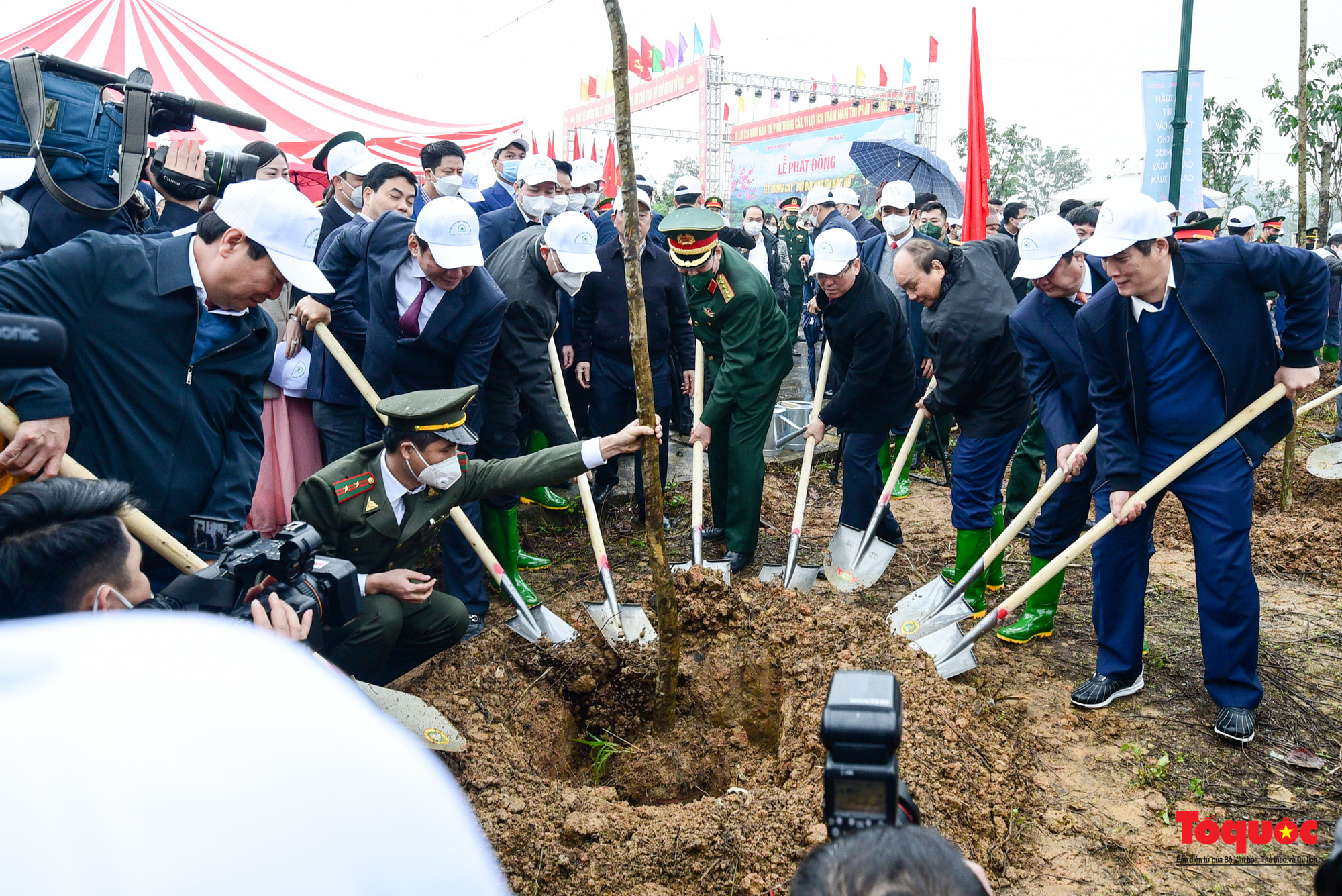 Chủ tịch nước Nguyễn Xuân Phúc phát động Tết trồng cây tại Phú Thọ - Ảnh 8.
