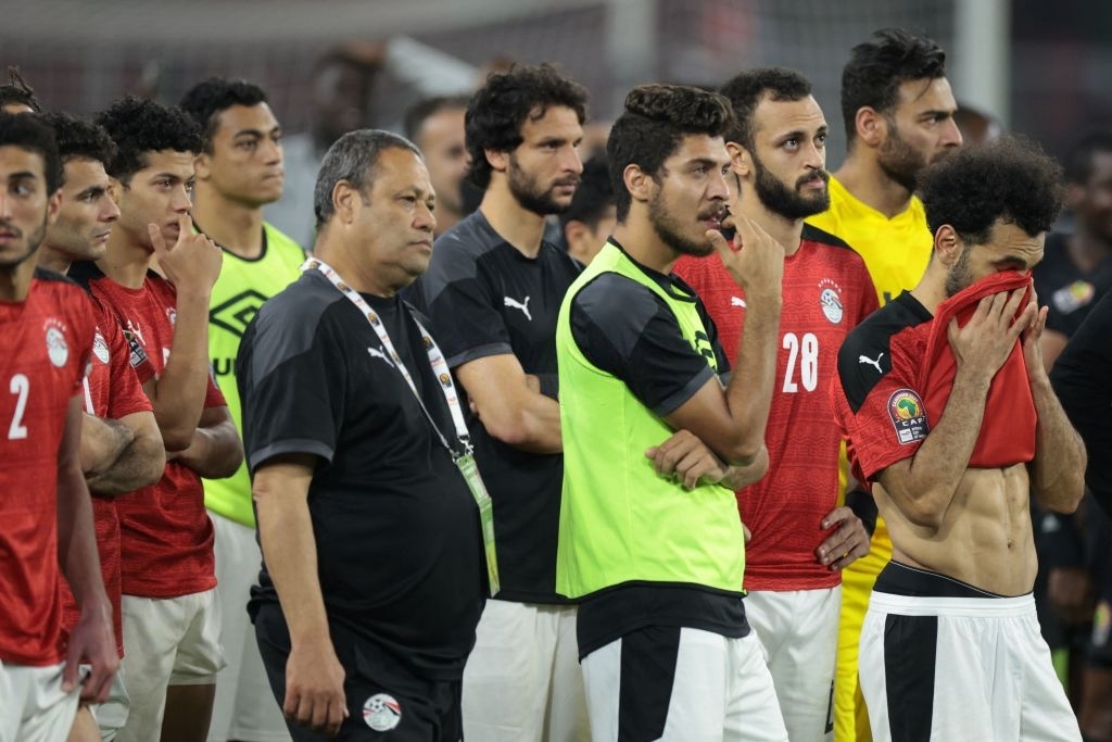 Salah và đồng đội gục khóc sau loạt luân lưu cân não, Mane phải tiến đến an ủi - Ảnh 4.