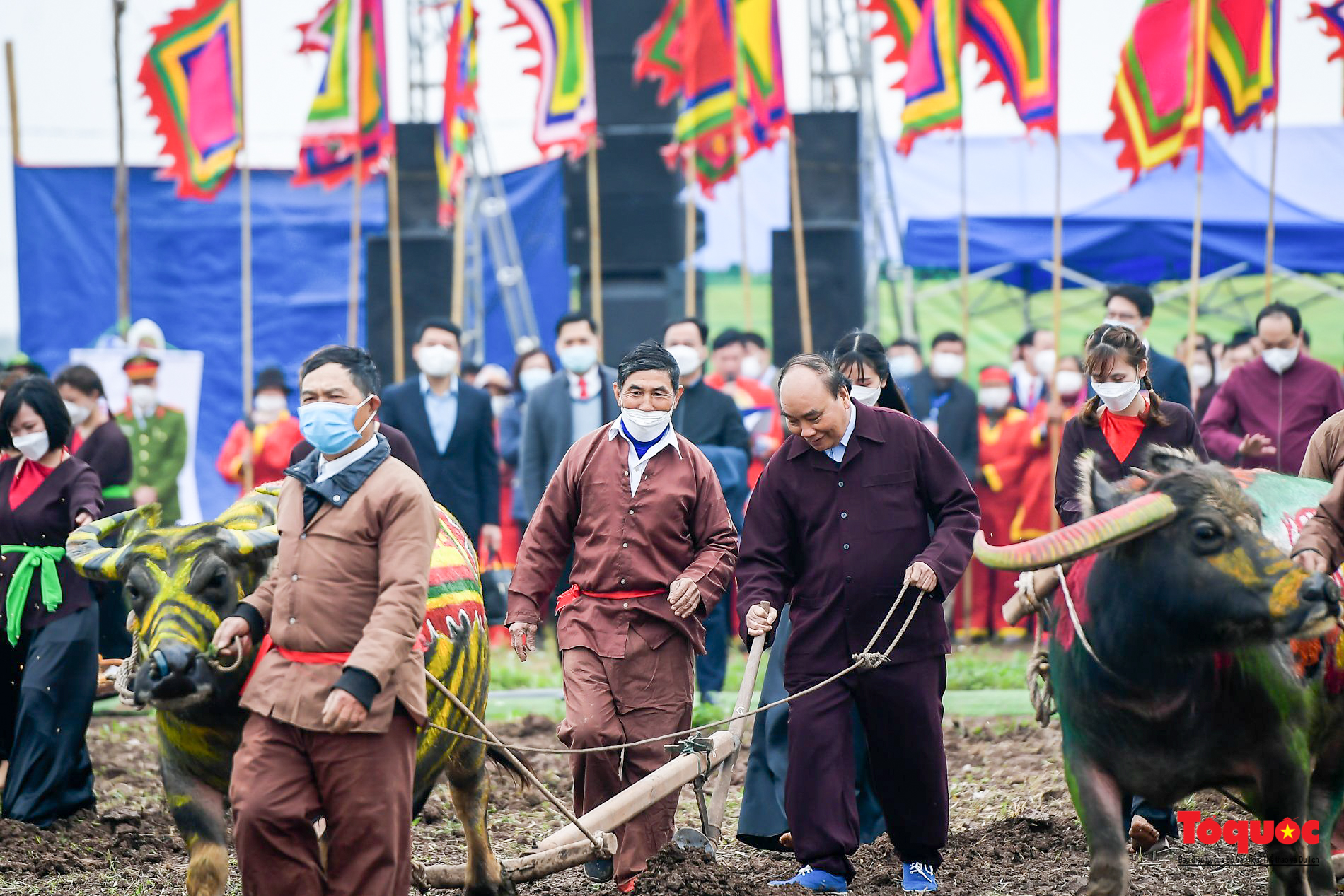 Chủ tịch nước xuống đồng cày ruộng đầu năm mới tại Lễ hội Tịch điền Đọi Sơn - Ảnh 7.