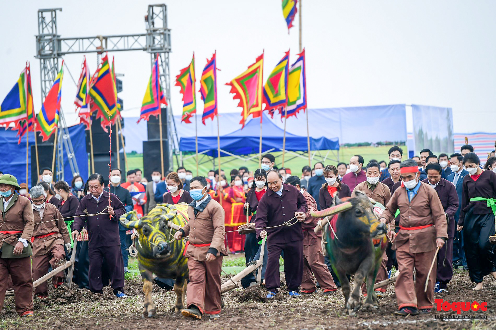 Chủ tịch nước xuống đồng cày ruộng đầu năm mới tại Lễ hội Tịch điền Đọi Sơn - Ảnh 6.