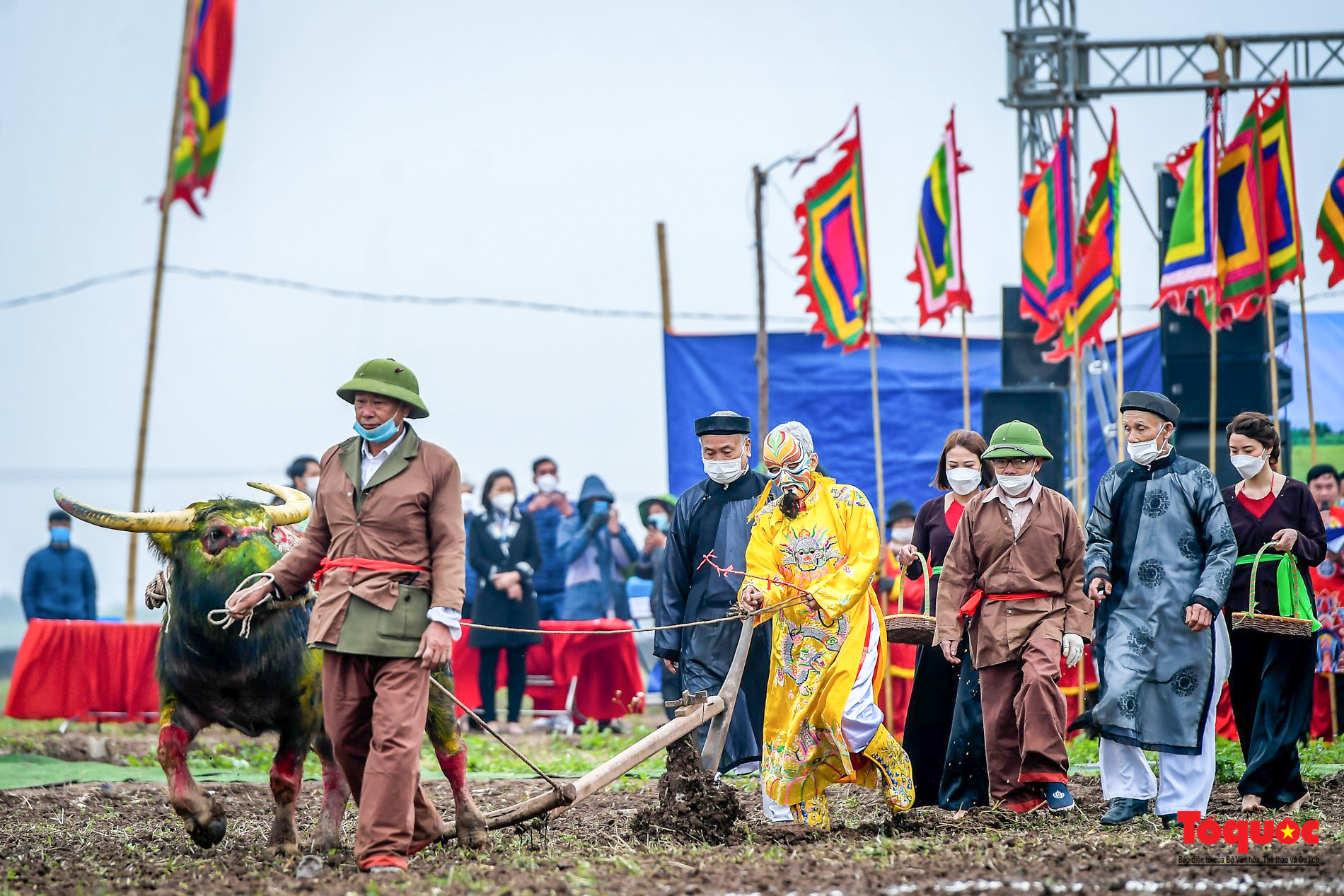 Chủ tịch nước xuống đồng cày ruộng đầu năm mới tại Lễ hội Tịch điền Đọi Sơn - Ảnh 4.