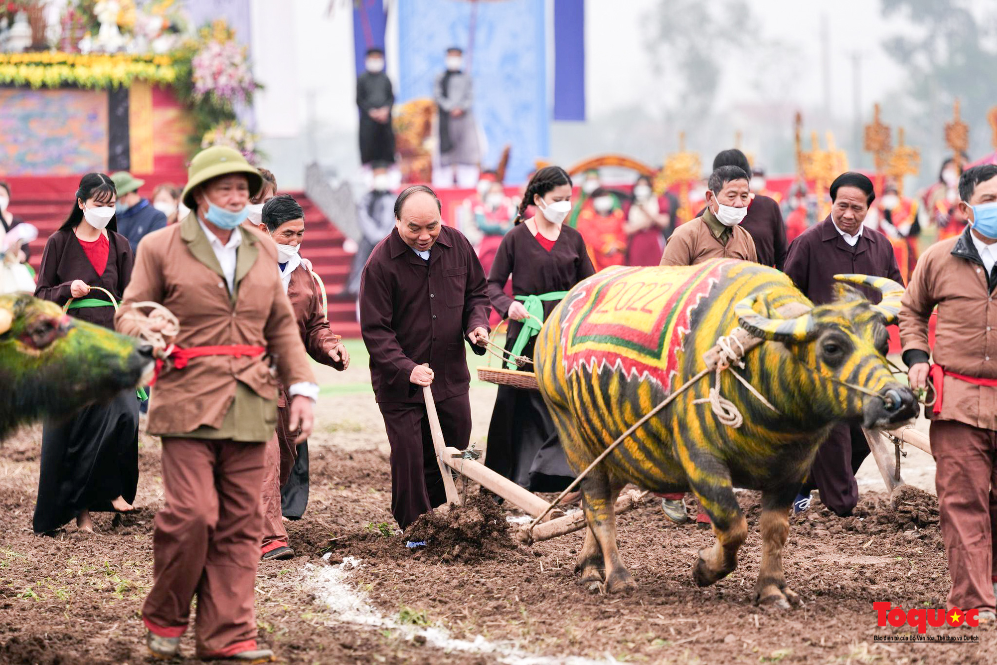 Chủ tịch nước xuống đồng cày ruộng đầu năm mới tại Lễ hội Tịch điền Đọi Sơn - Ảnh 9.
