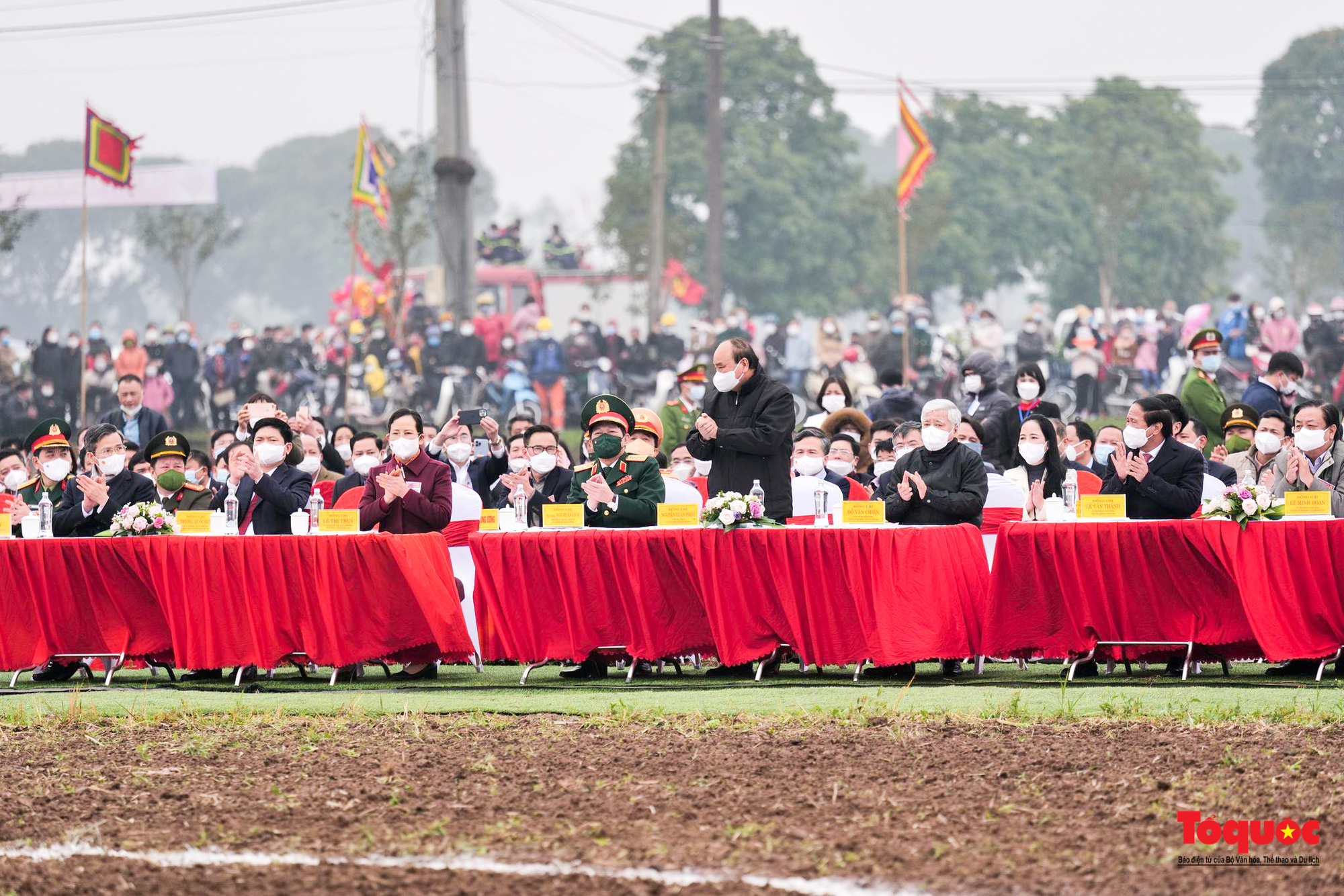 Chủ tịch nước xuống đồng cày ruộng đầu năm mới tại Lễ hội Tịch điền Đọi Sơn - Ảnh 2.