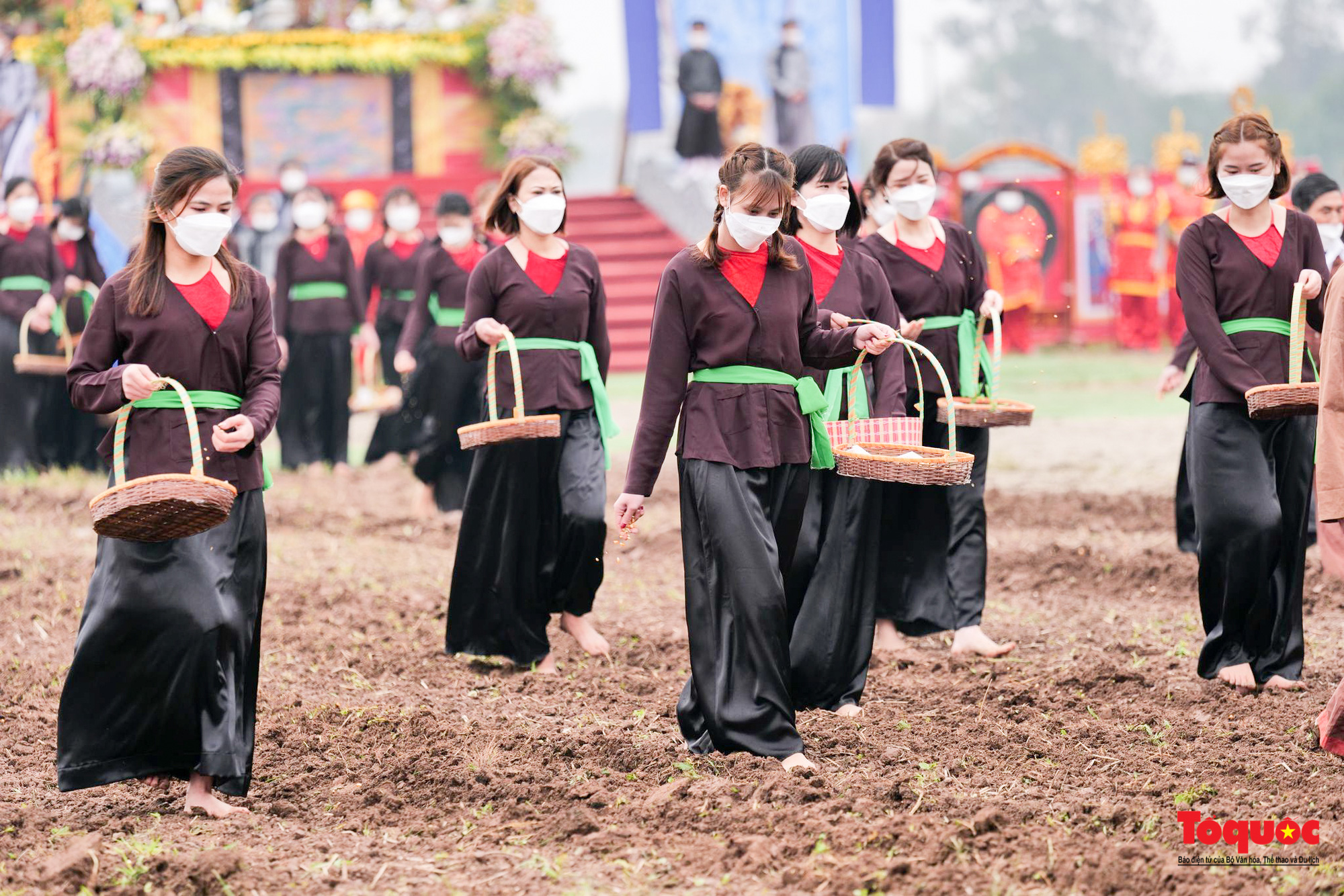 Chủ tịch nước xuống đồng cày ruộng đầu năm mới tại Lễ hội Tịch điền Đọi Sơn - Ảnh 10.