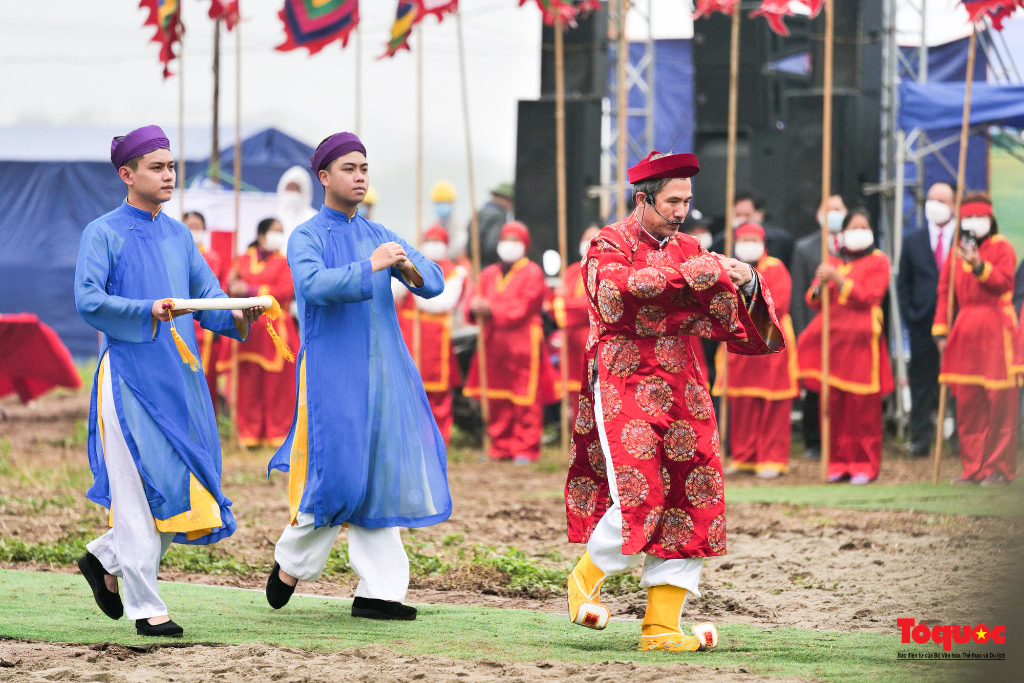 Chủ tịch nước xuống đồng cày ruộng đầu năm mới tại Lễ hội Tịch điền Đọi Sơn - Ảnh 3.