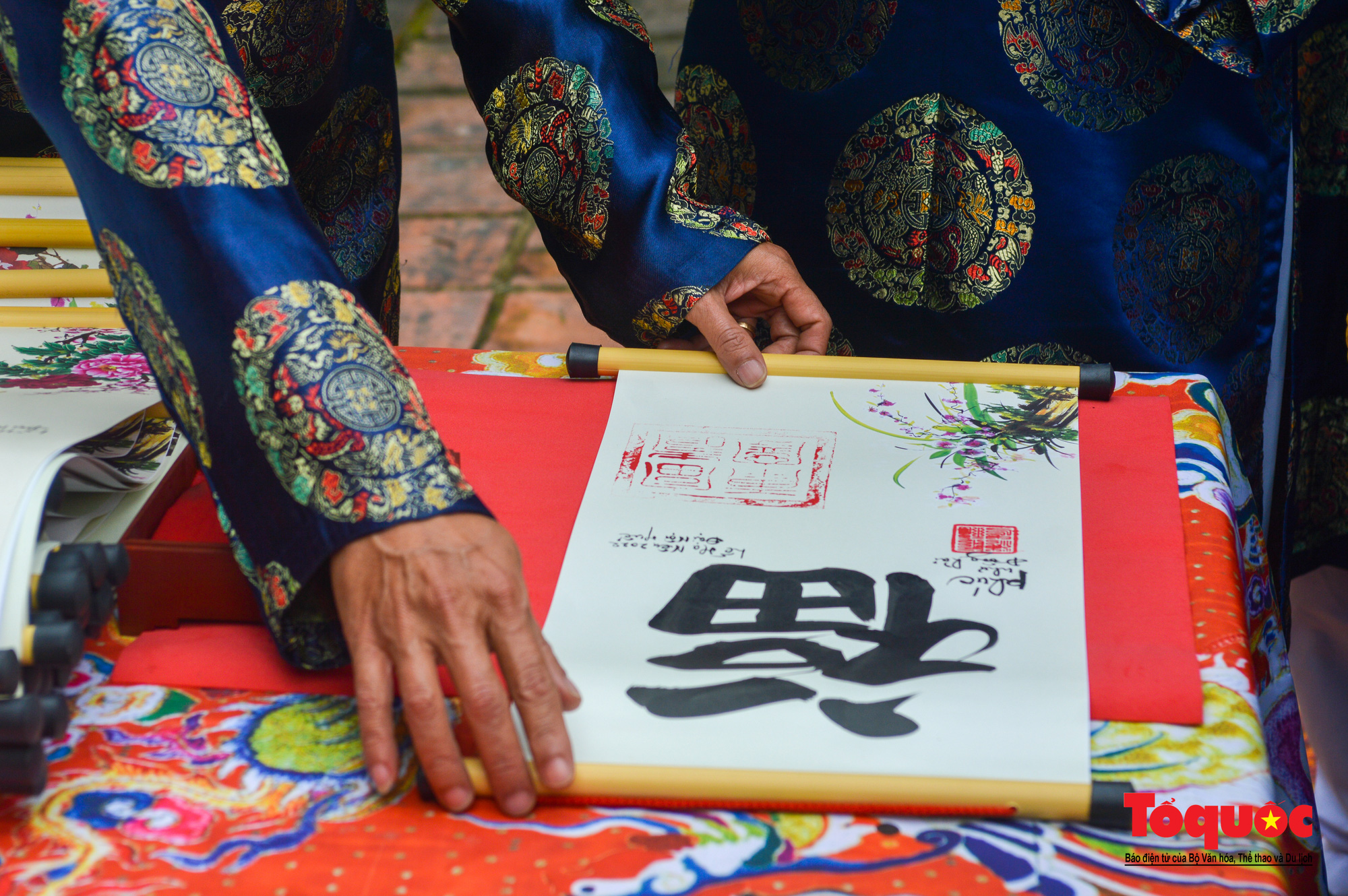 Hoàng cung Huế hạ nêu, khai ấn tặng chữ đầu xuân cho du khách đầu năm mới - Ảnh 12.