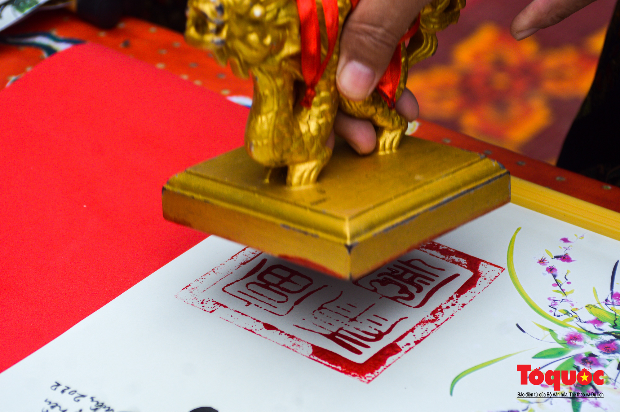 Hoàng cung Huế hạ nêu, khai ấn tặng chữ đầu xuân cho du khách đầu năm mới - Ảnh 11.