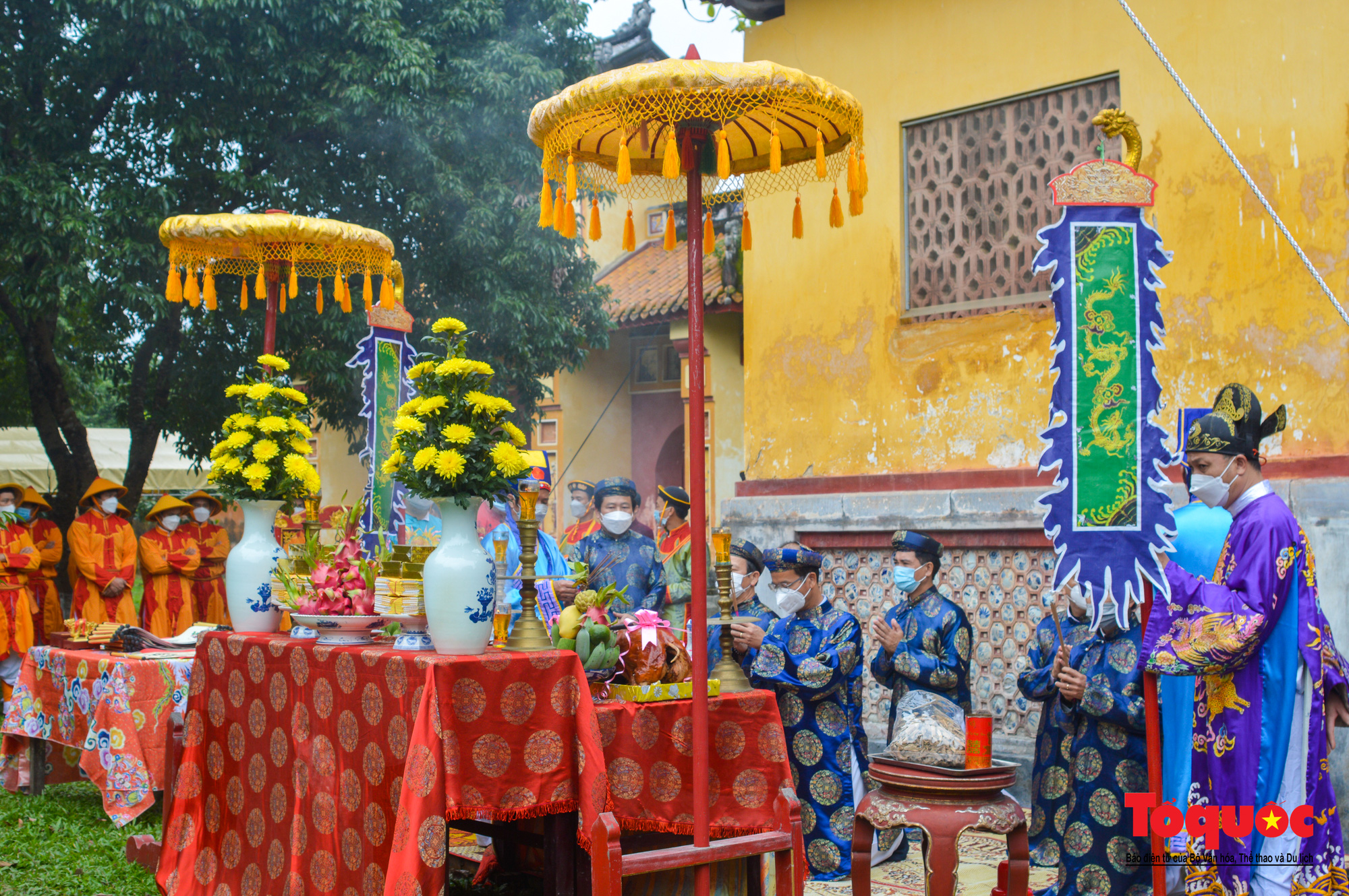 Hoàng cung Huế hạ nêu, khai ấn tặng chữ đầu xuân cho du khách đầu năm mới - Ảnh 6.