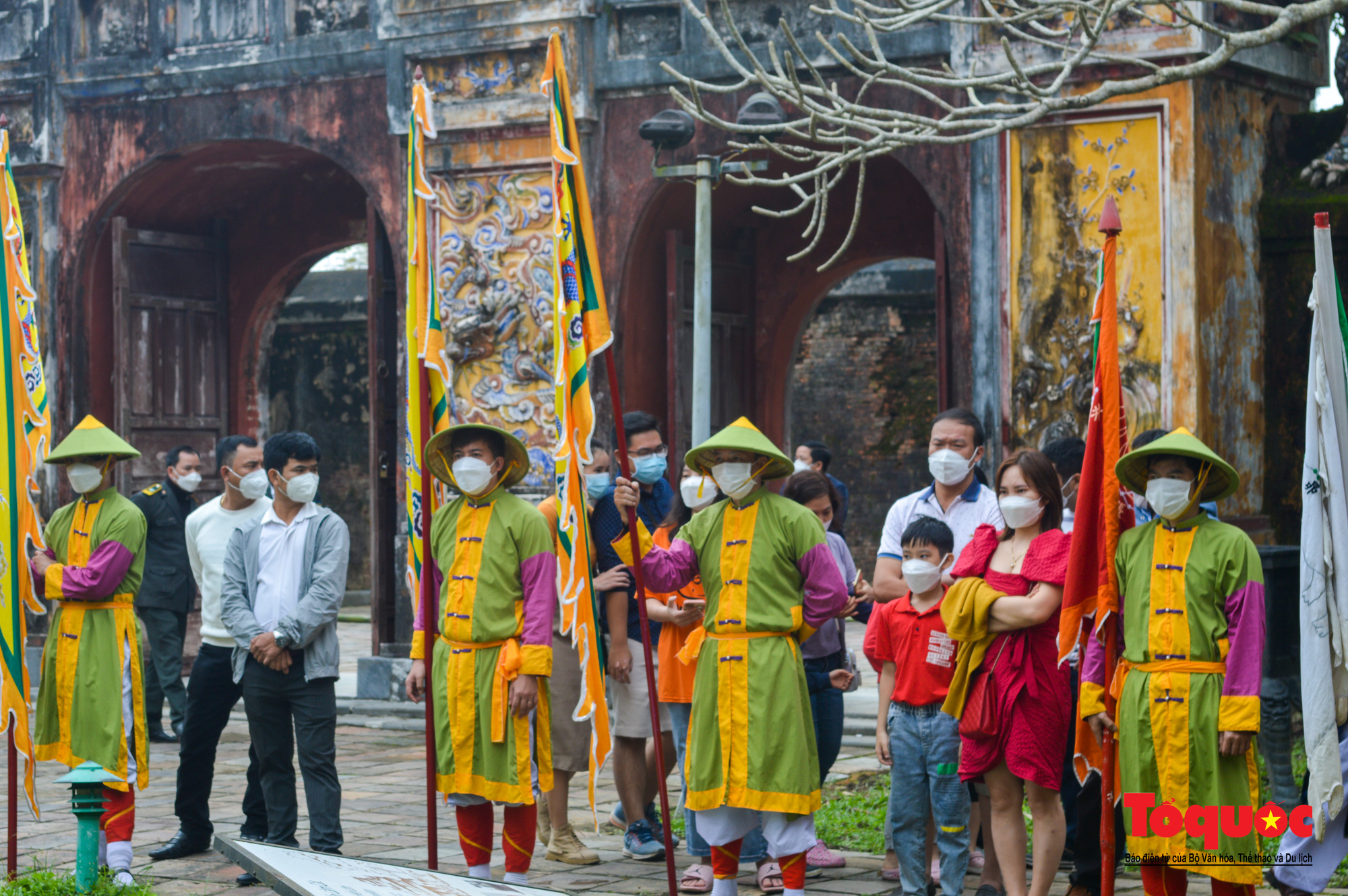 Hoàng cung Huế hạ nêu, khai ấn tặng chữ đầu xuân cho du khách đầu năm mới - Ảnh 9.