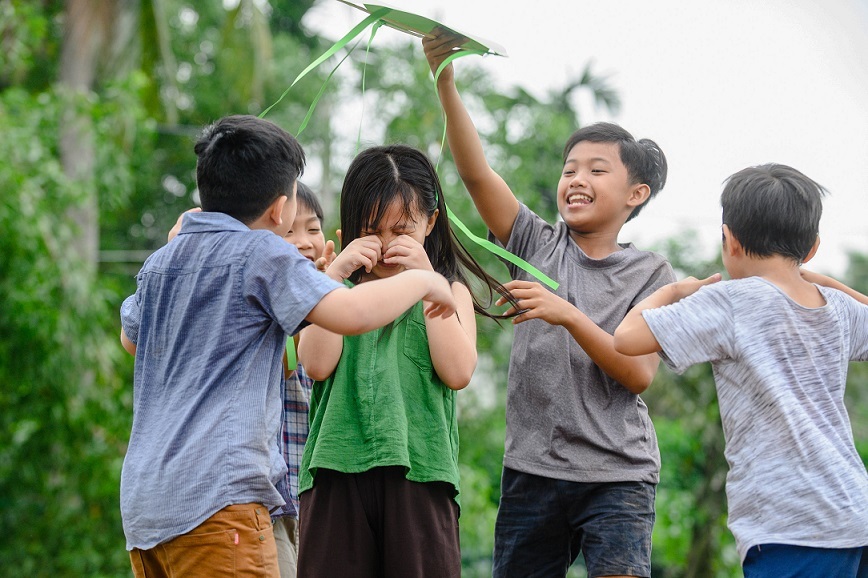 “Mẹ ơi, con phải làm sao nếu các bạn trong lớp không thích con?” Đây là 3 câu trả lời có thể TỔN THƯƠNG con nhiều nhất, cha mẹ thông minh nhất định TRÁNH XA - Ảnh 1.