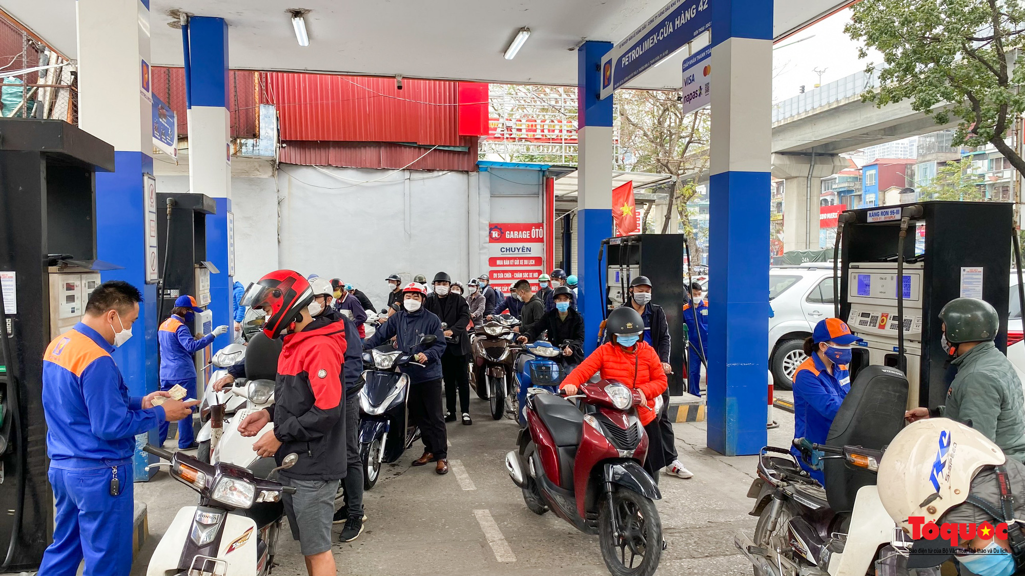 Hà Nội: Người dân xếp hàng dài mua xăng trước thông tin xăng tăng giá mạnh - Ảnh 10.