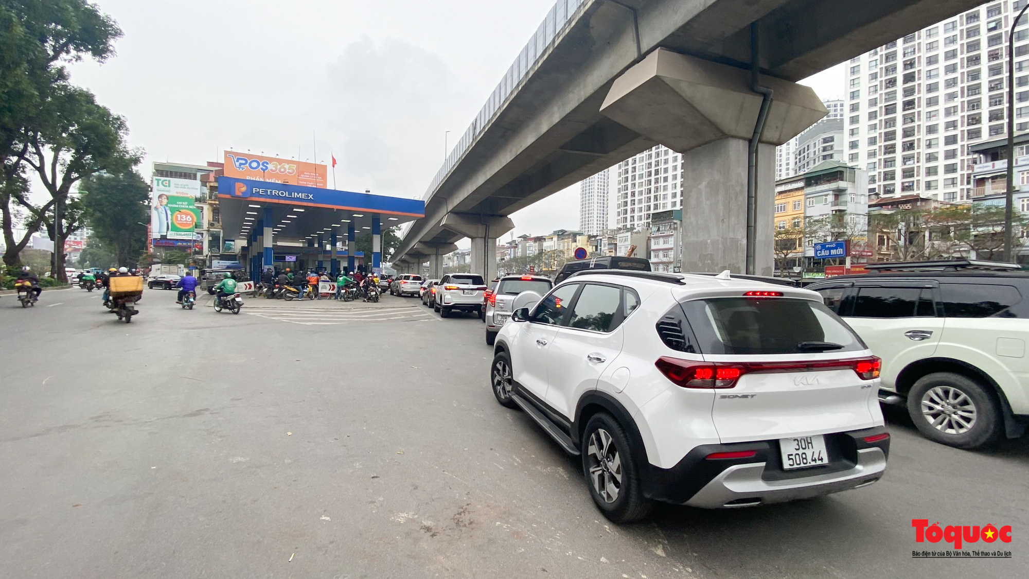 Hà Nội: Người dân xếp hàng dài mua xăng trước thông tin xăng tăng giá mạnh - Ảnh 1.