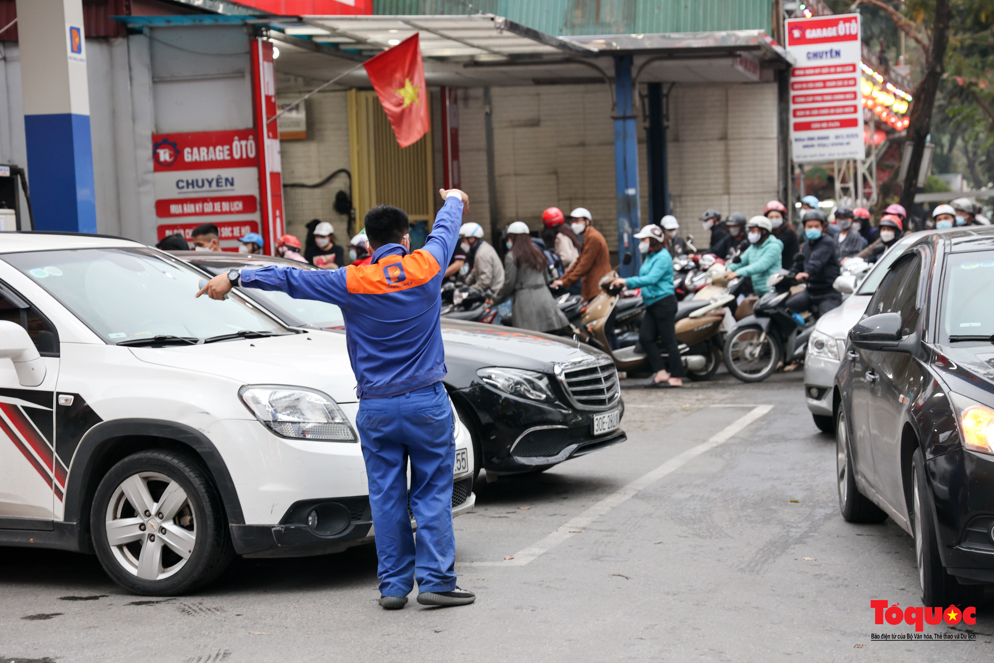 Hà Nội: Người dân xếp hàng dài mua xăng trước thông tin xăng tăng giá mạnh - Ảnh 11.